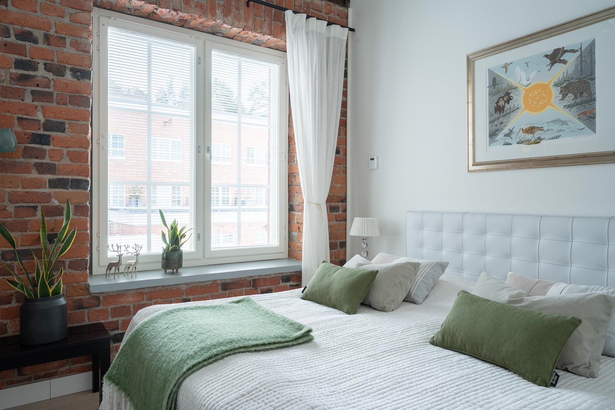 Tiili on tyylikkäästi mukana kaikissa huoneissa