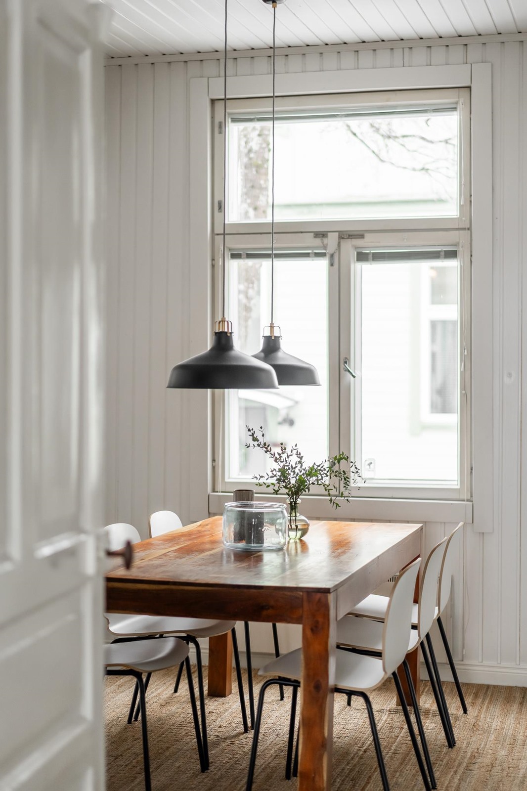 Näkymä olohuoneesta keittiöön