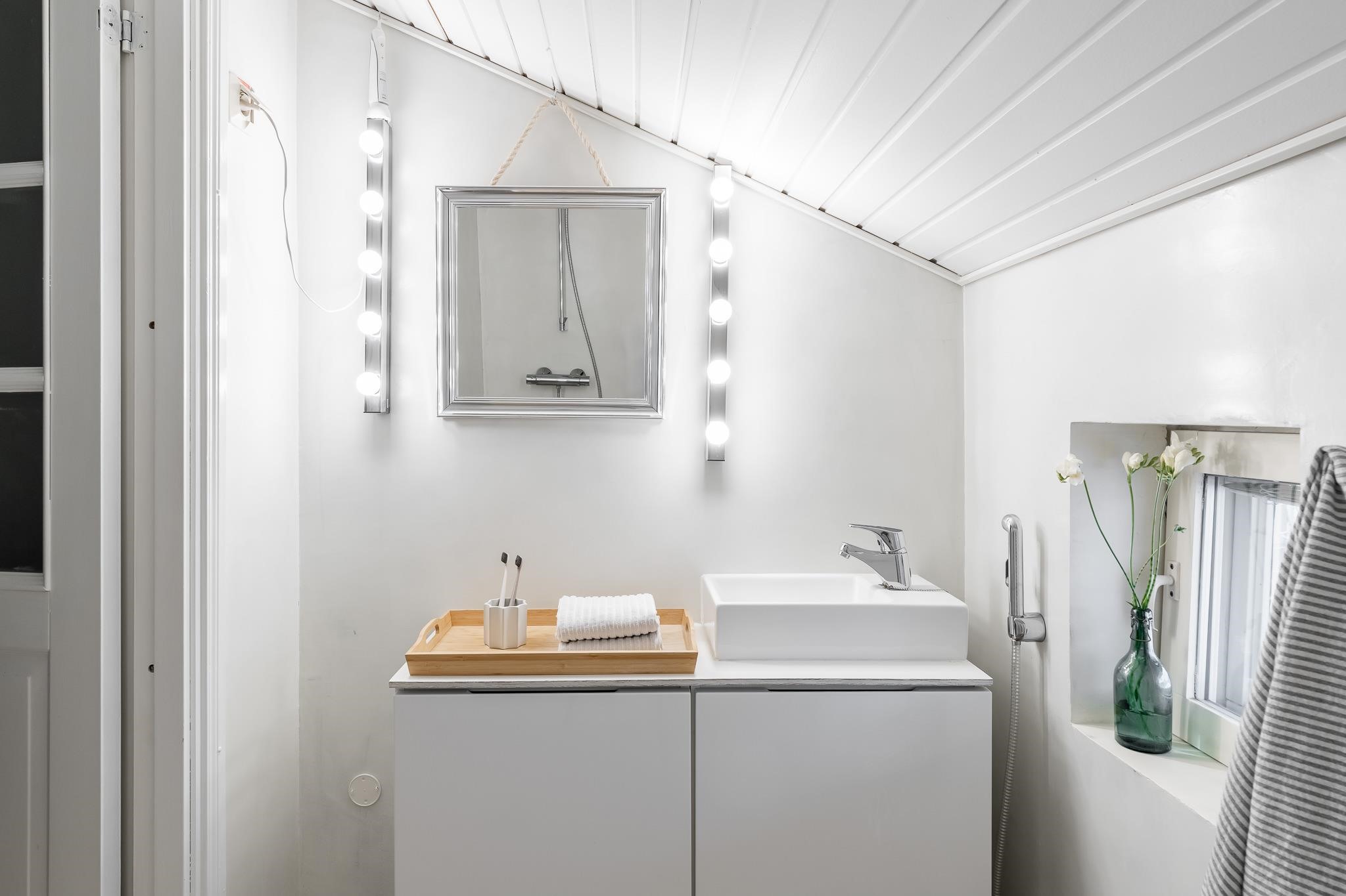 Yläkerran WC ja suihku