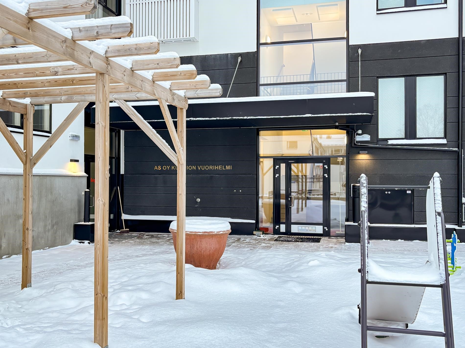 Sisäänkäynti sisäpihalta