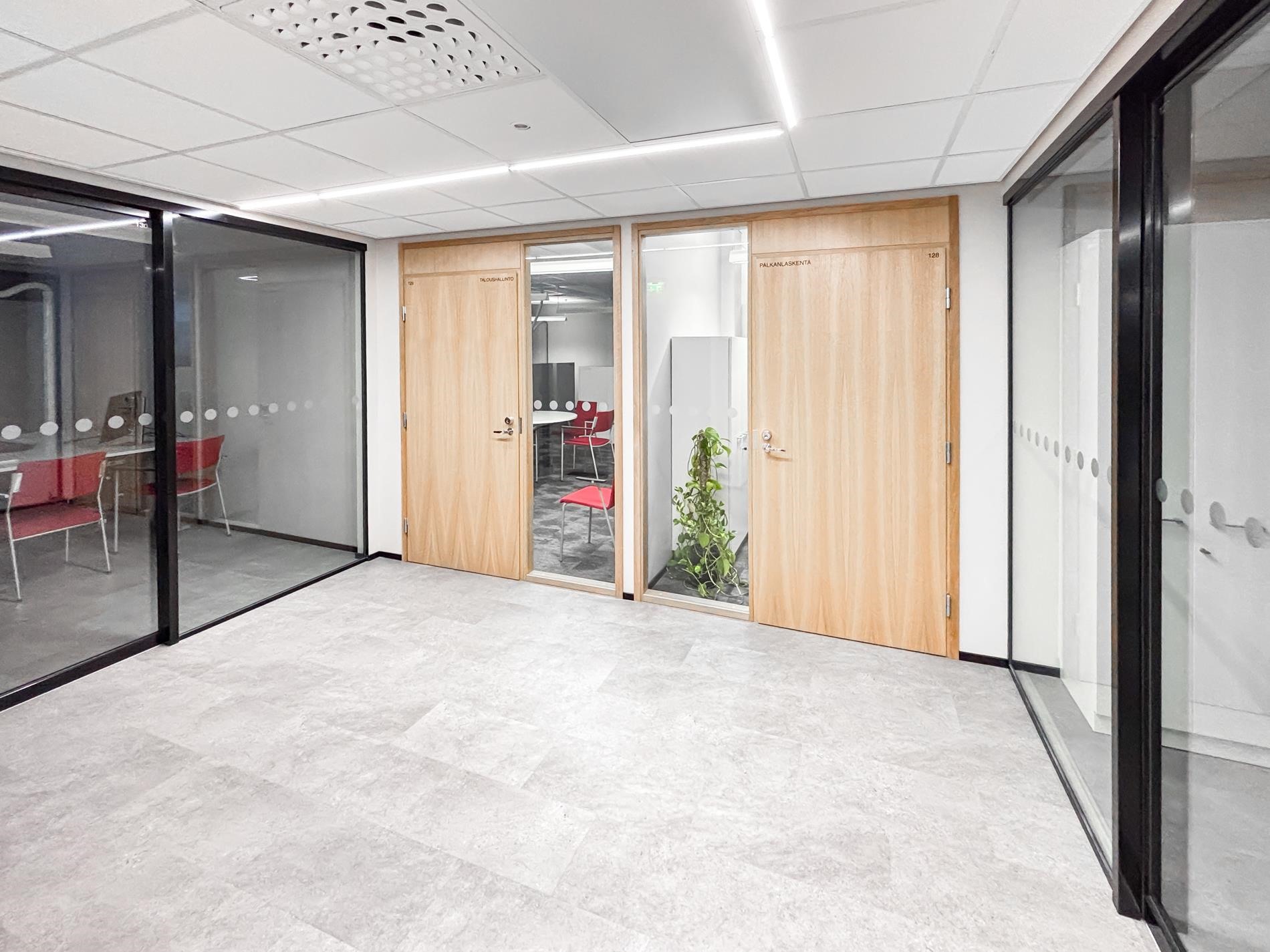 3 erillistä toimistohuonetta, ja 2 avotoimistoa