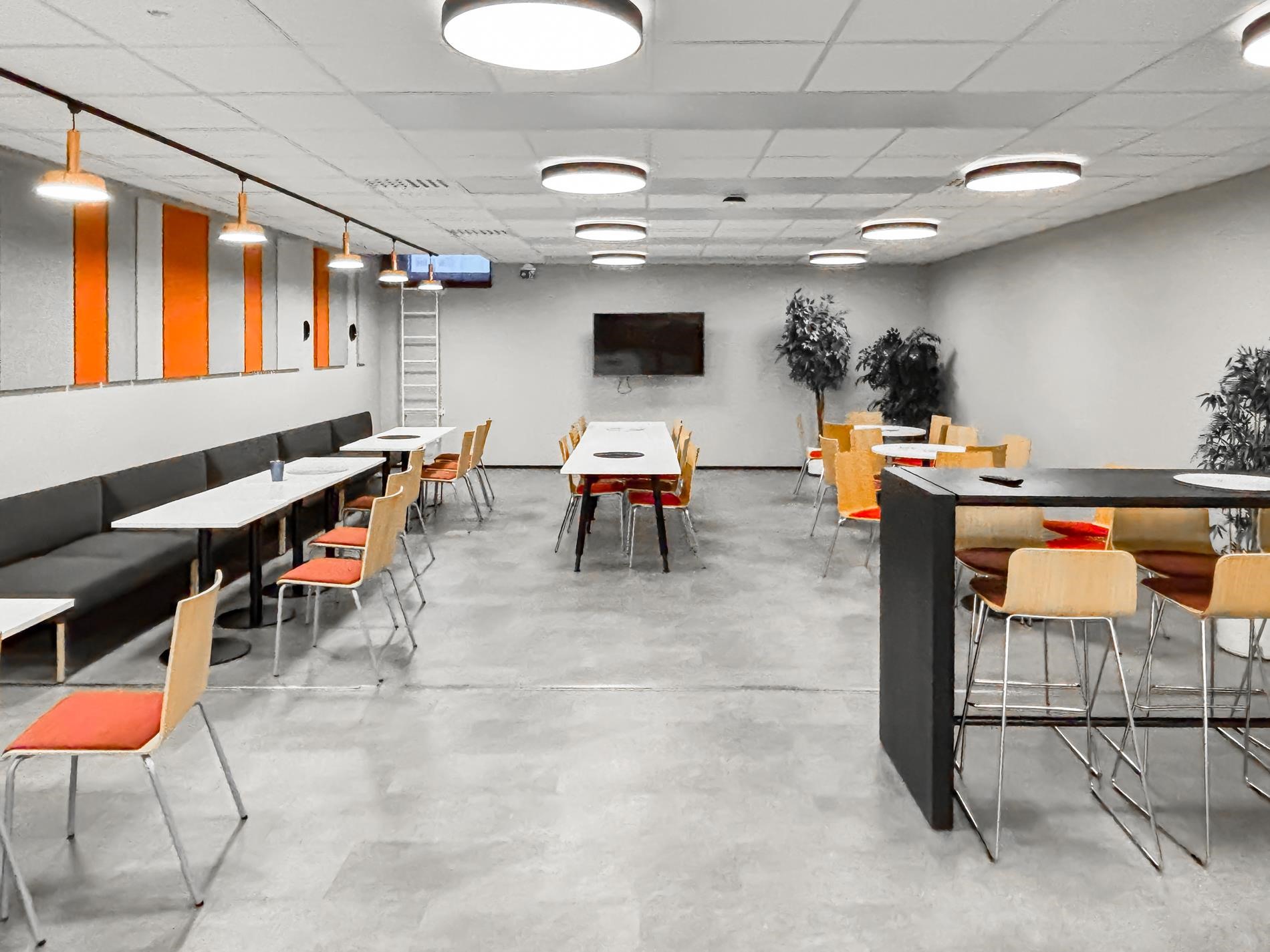 Ruokailu/koulutustila