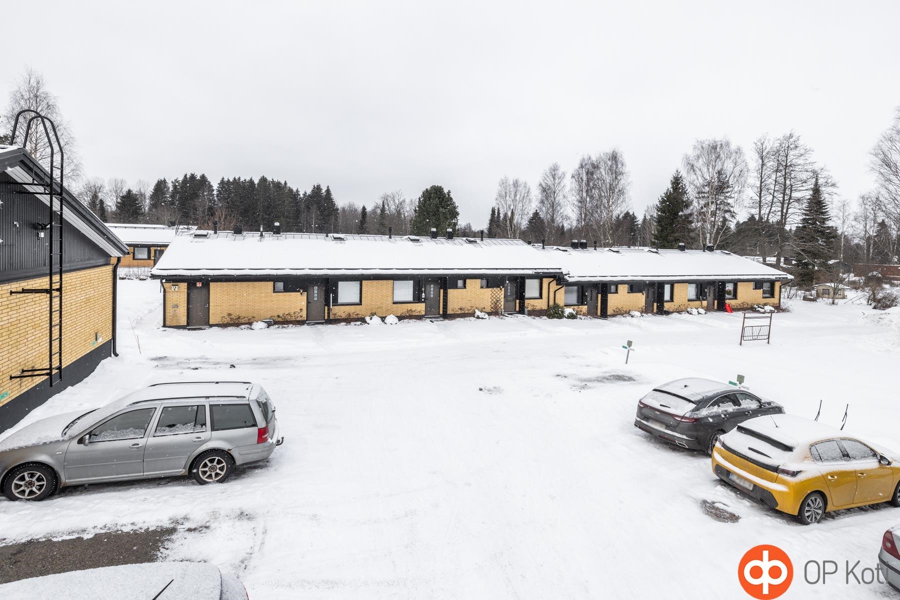 Julkisivu Sähkömyllyntieltä päin