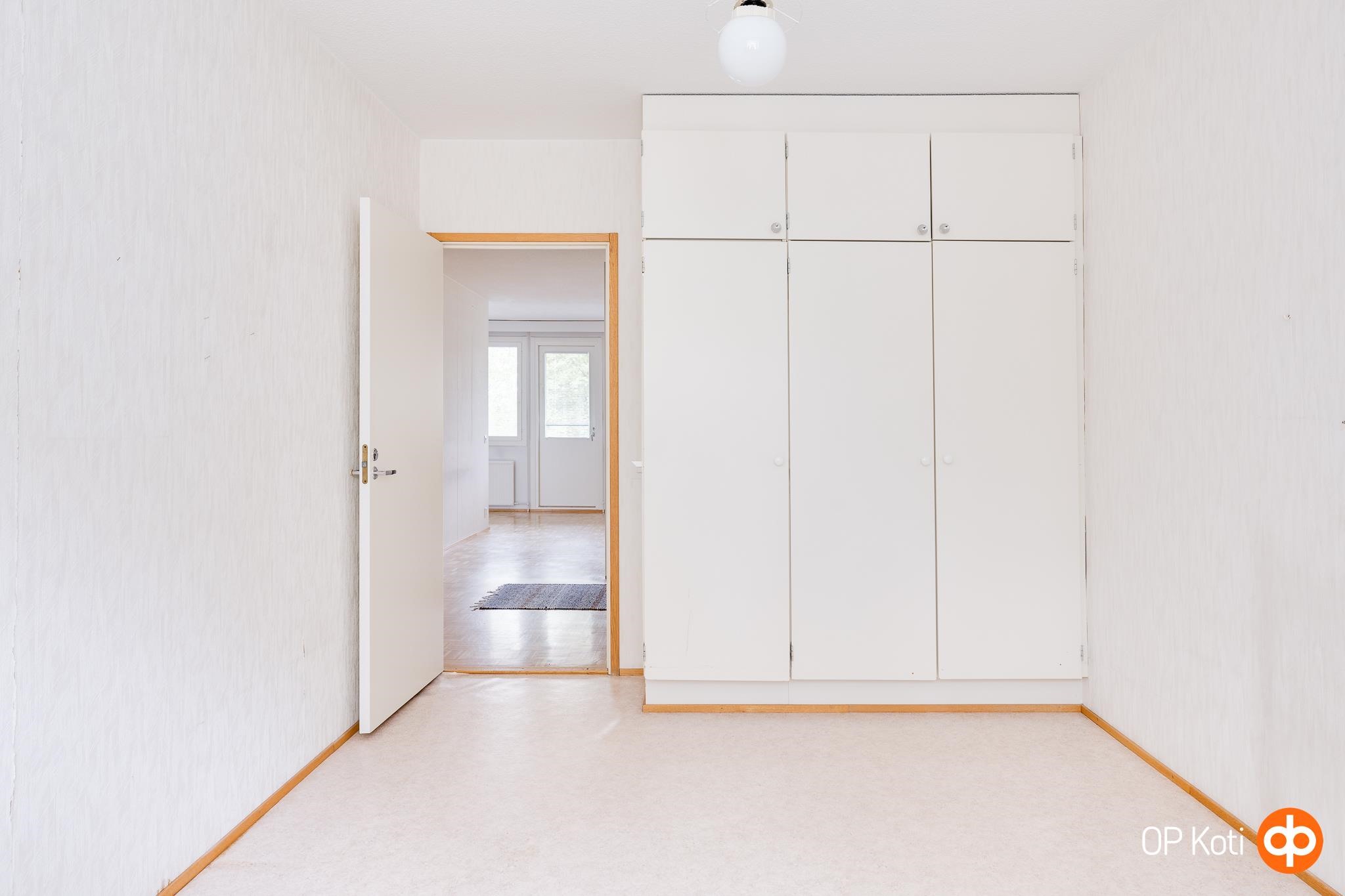 Pienempi makuuhuone ilman virtuaalistailausta