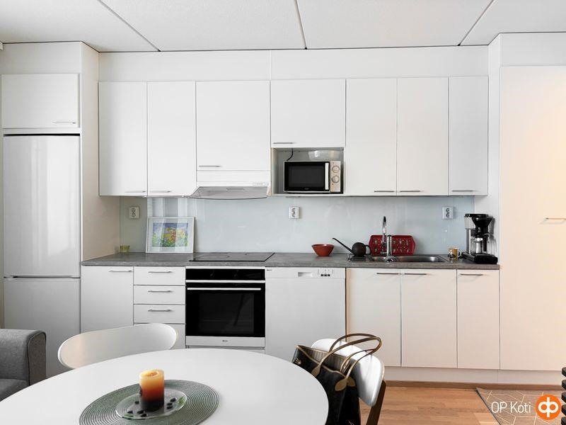 Keittiössä varaus mikroaaltouunille.