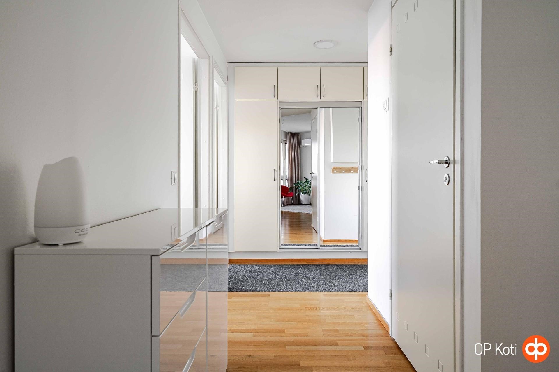 Eteisaulanäkymää ja käynnit makuuhuoneisiin.