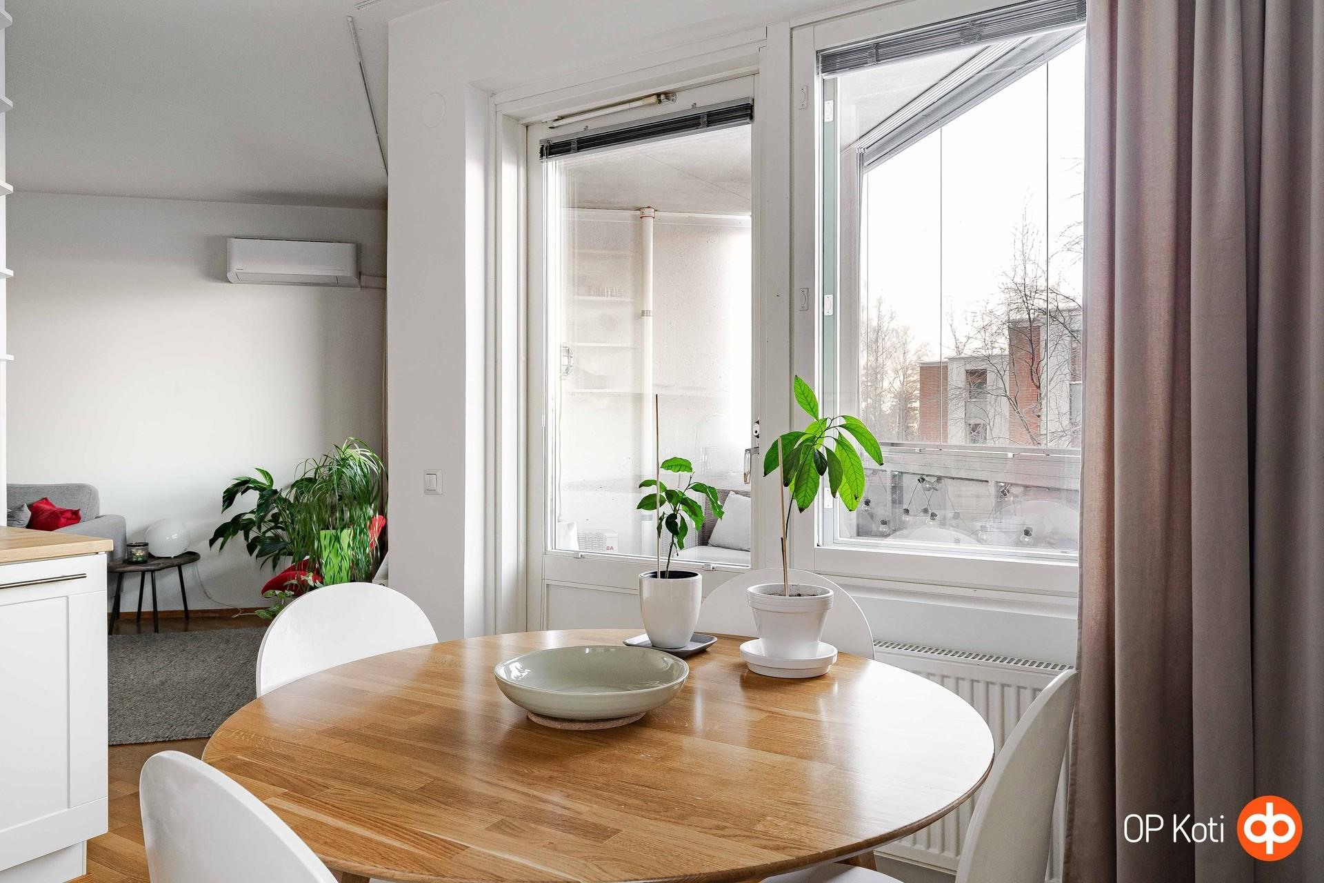 Olohuoneen ja keittiön välistä näkymää ja käynti p