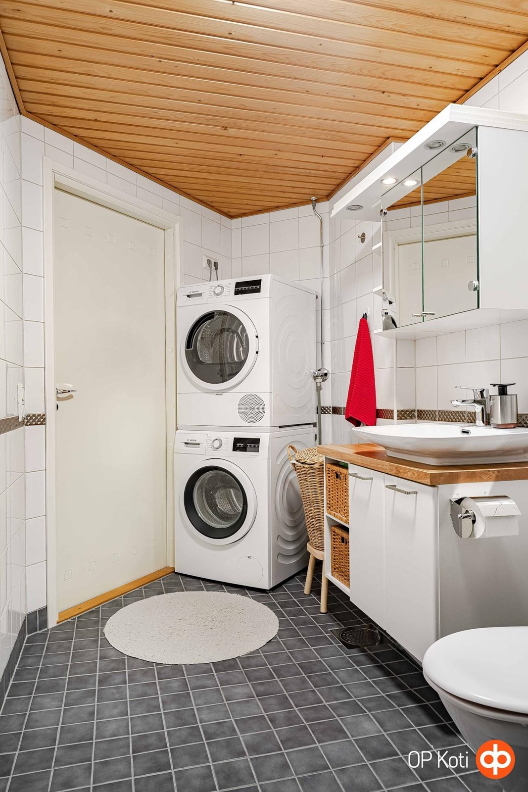 Kylpyhuoneeseen mahtuu pesutorni.