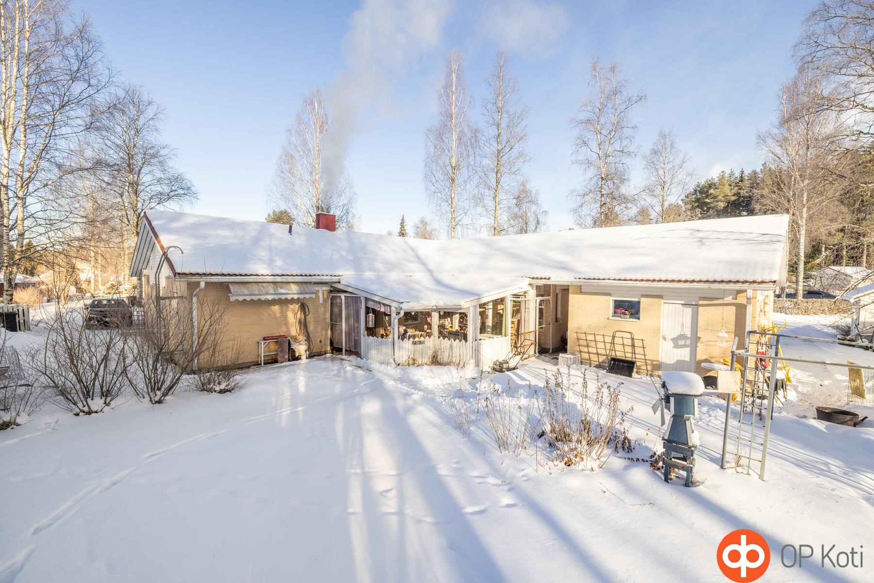 Julkisivua takapihan puolelta