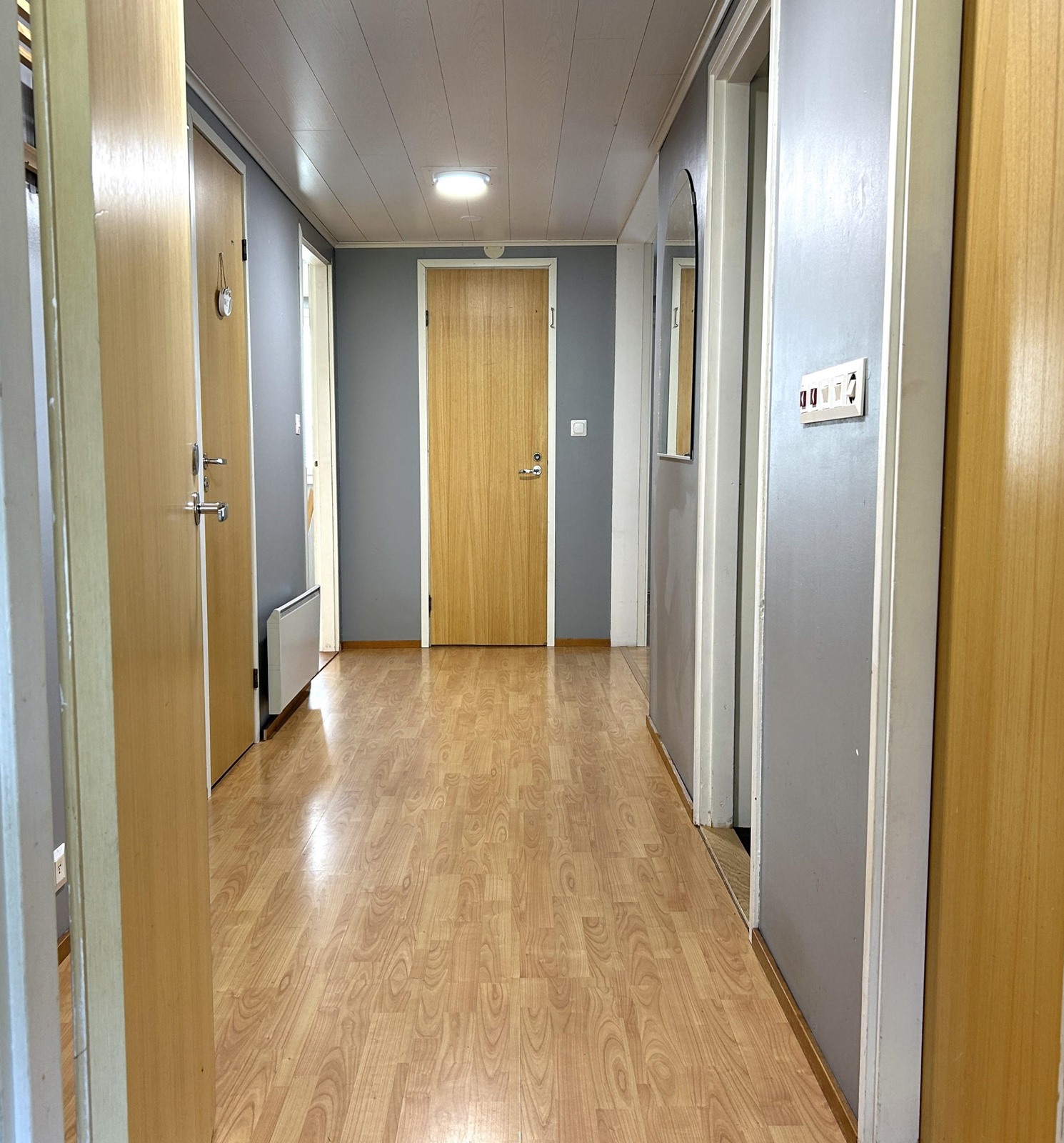 Eteinen, päässä vaatehuone