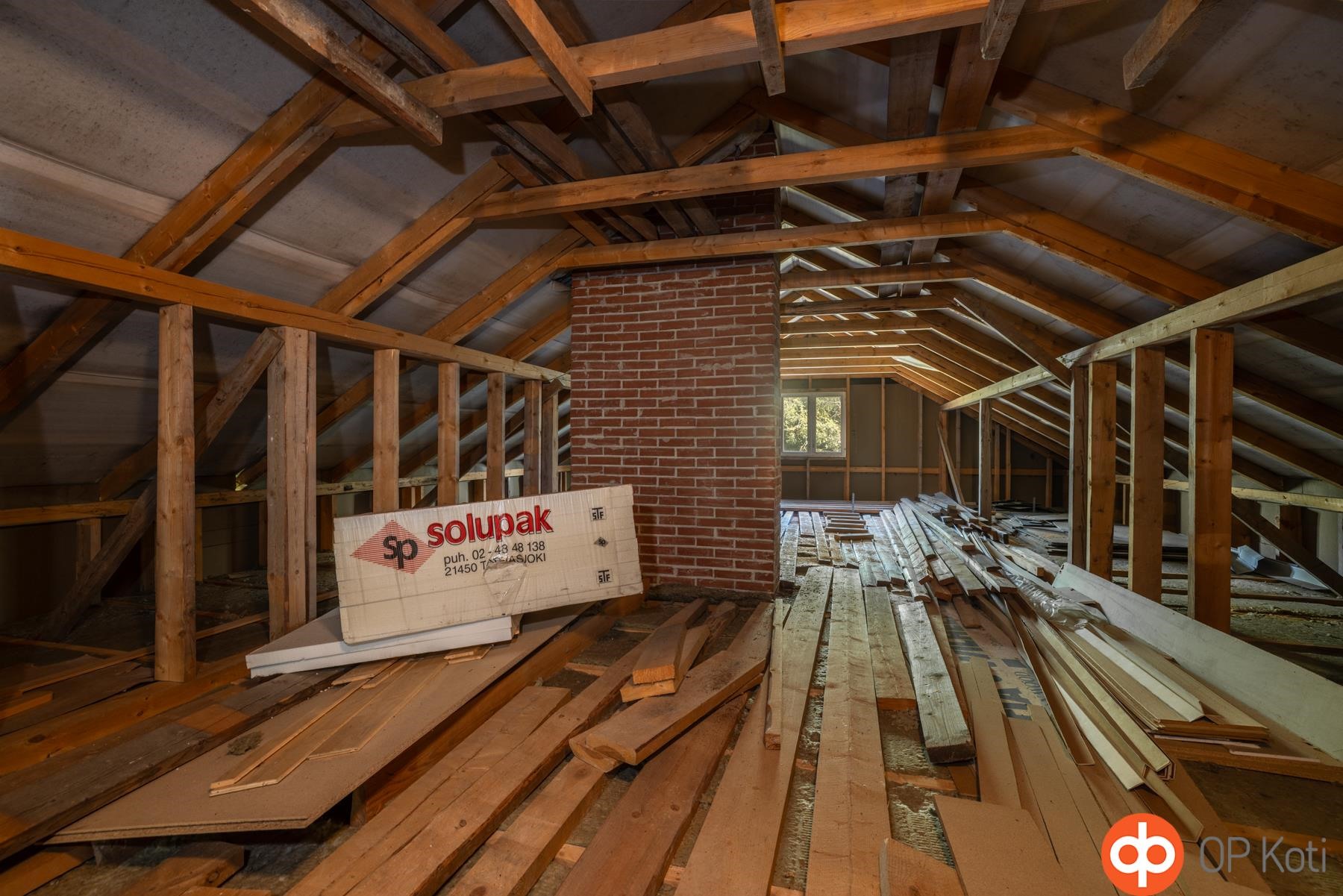 Rakentamaton yläkerta, varaukset asuintiloille!