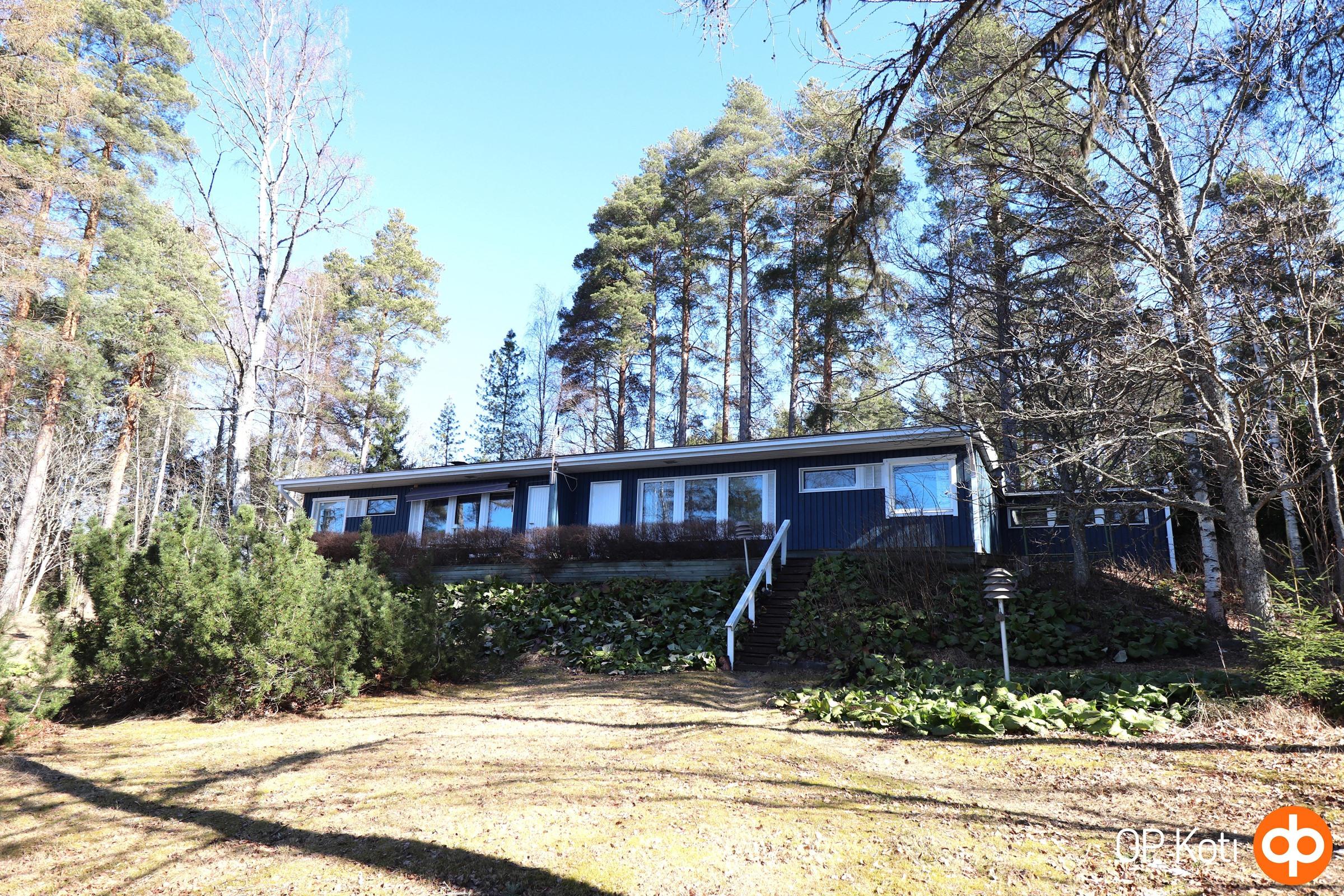Julkisivu takaa