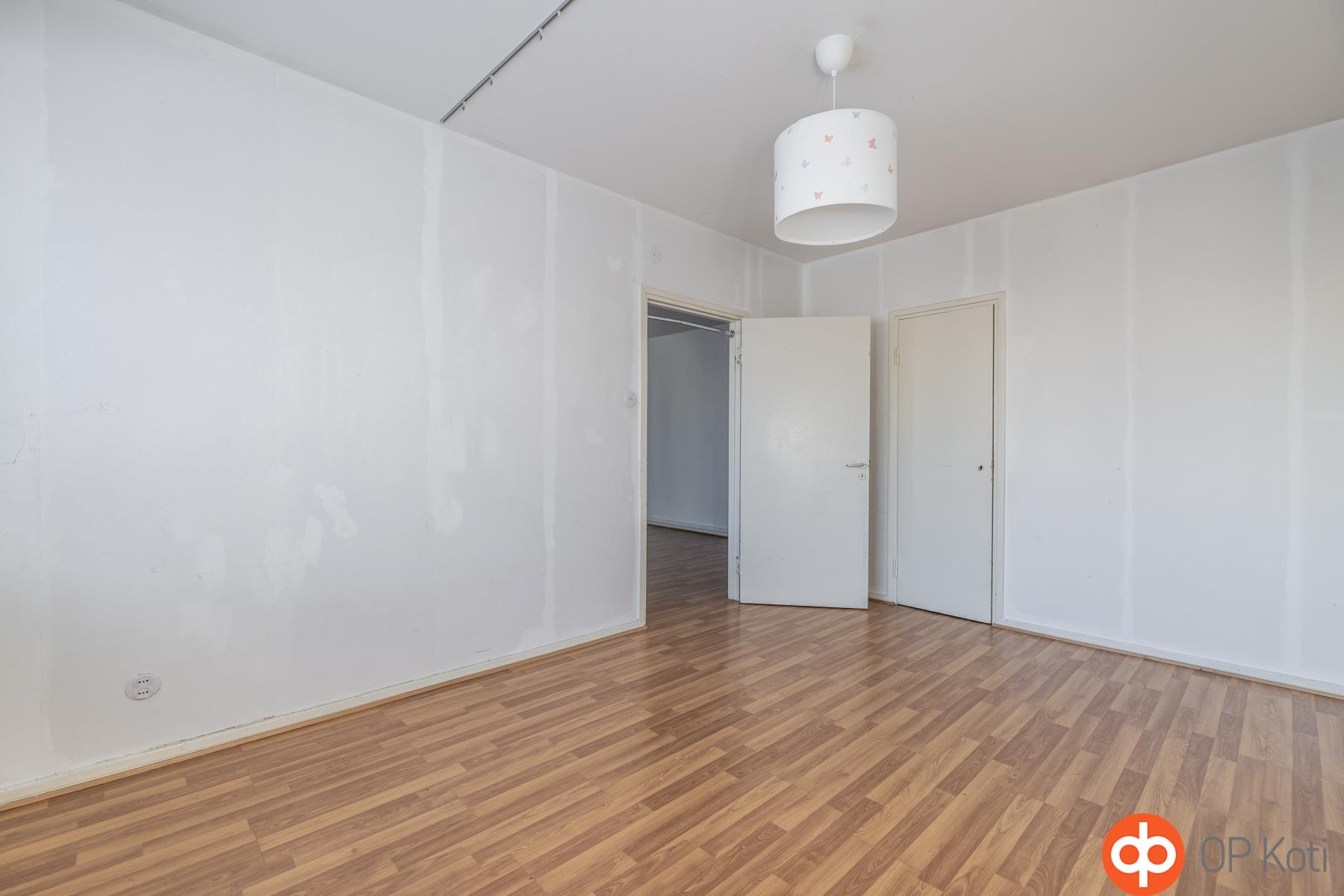 Olohuone ja ovi eteiseen