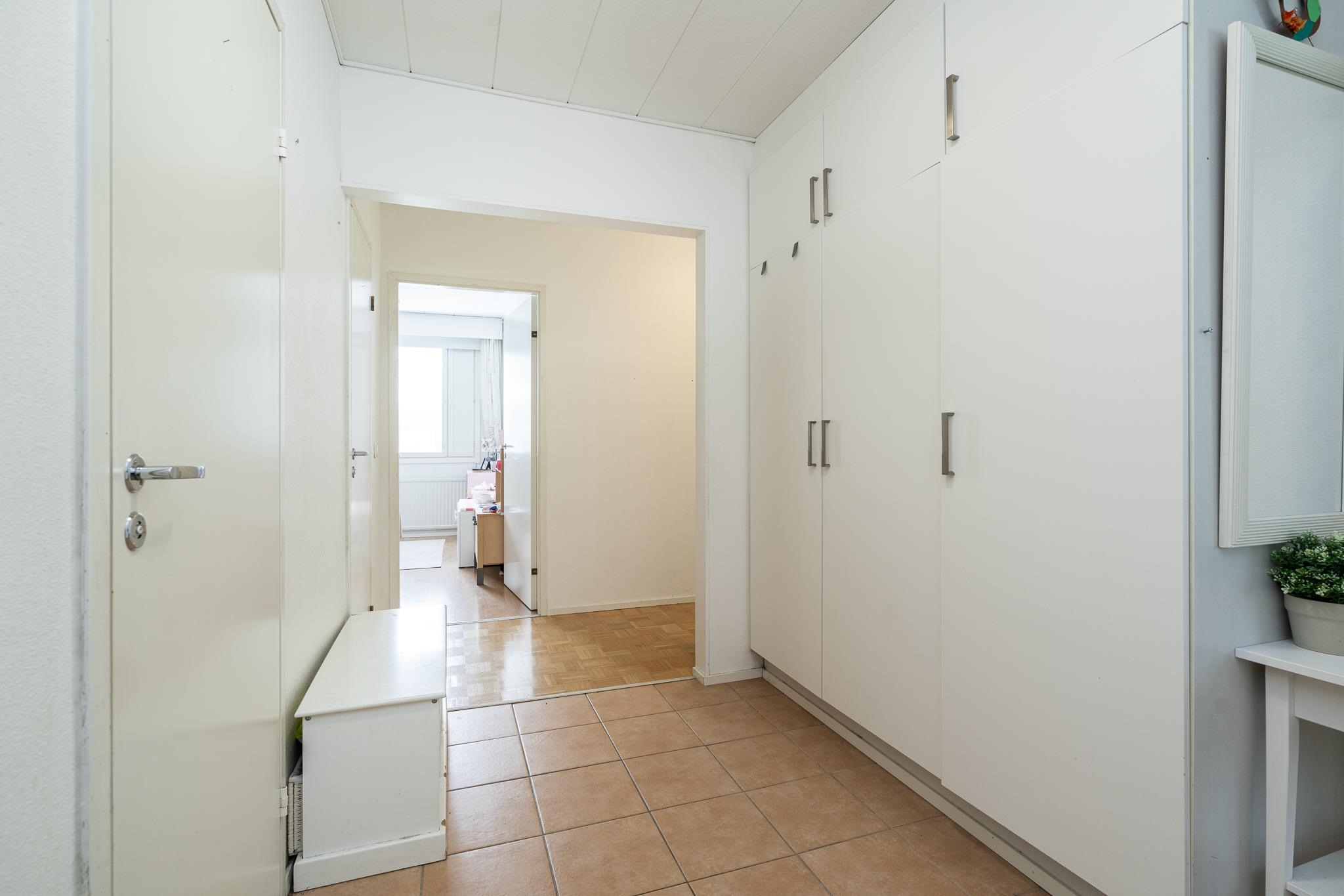 Eteinen ulko-ovelta katsottuna