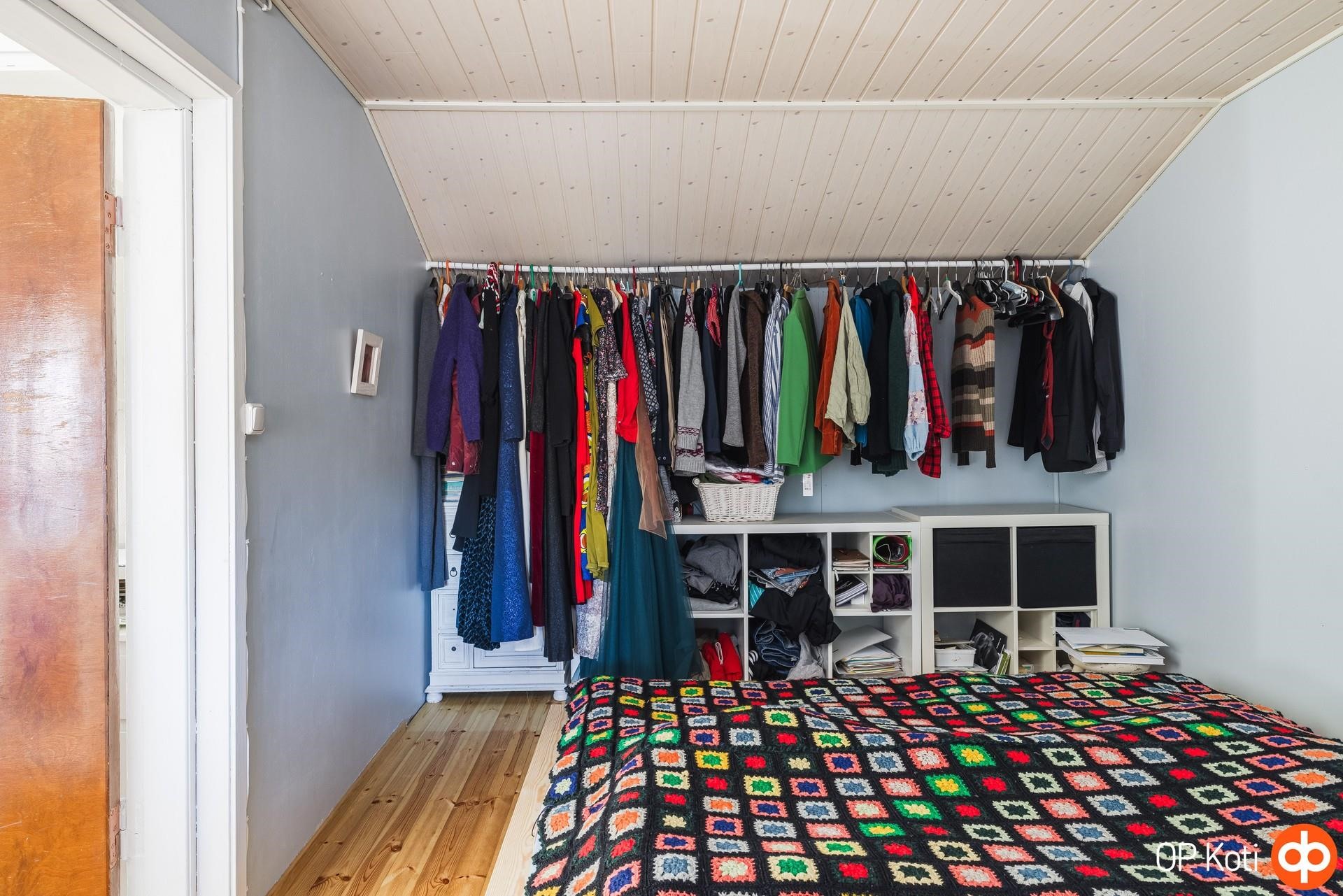 Alakerran lisäsiiven huone