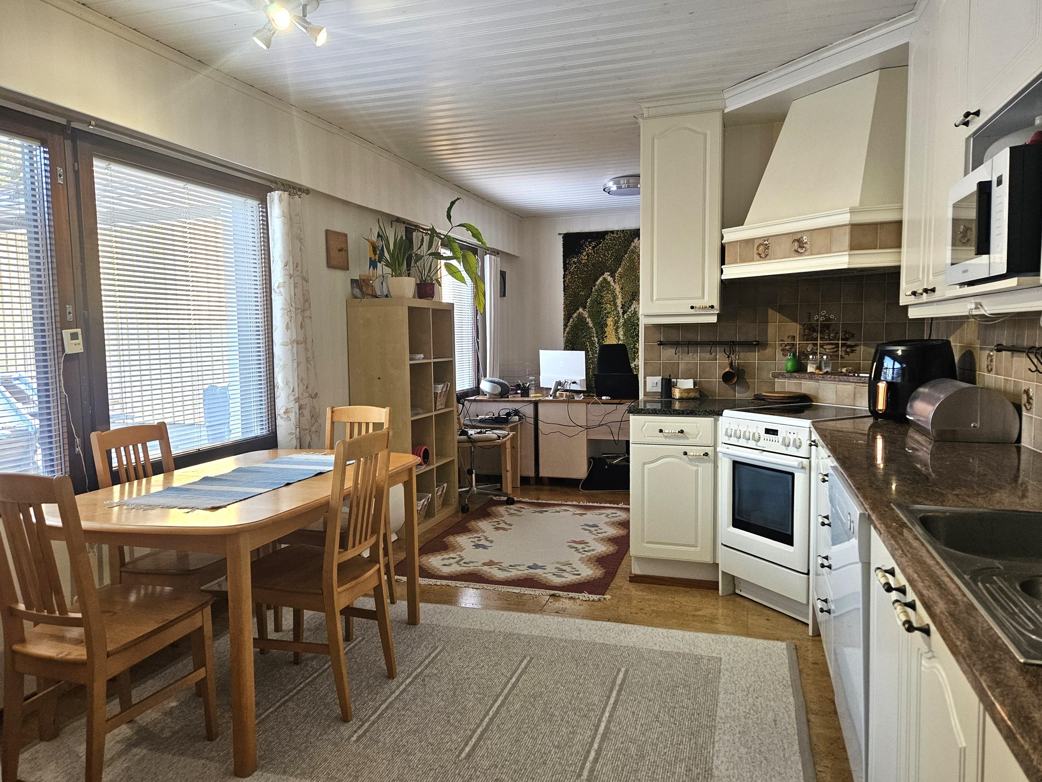 valoisaa keittiötä