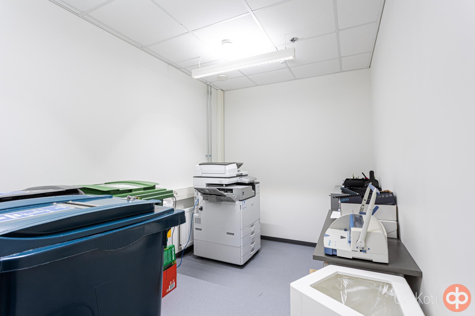 2 erillistä toimistohuonetta