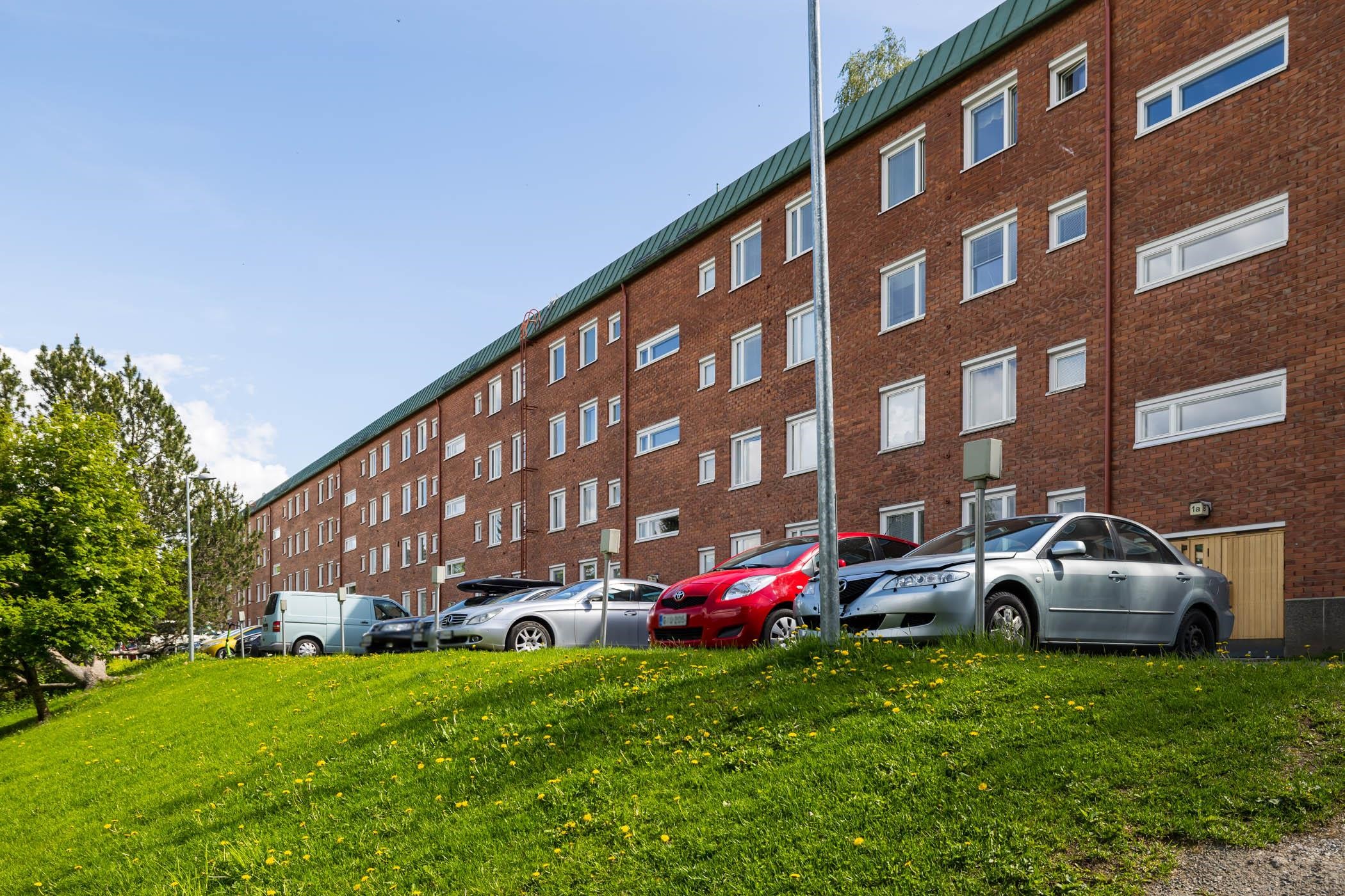 kesäkuva taloyhtiöstä