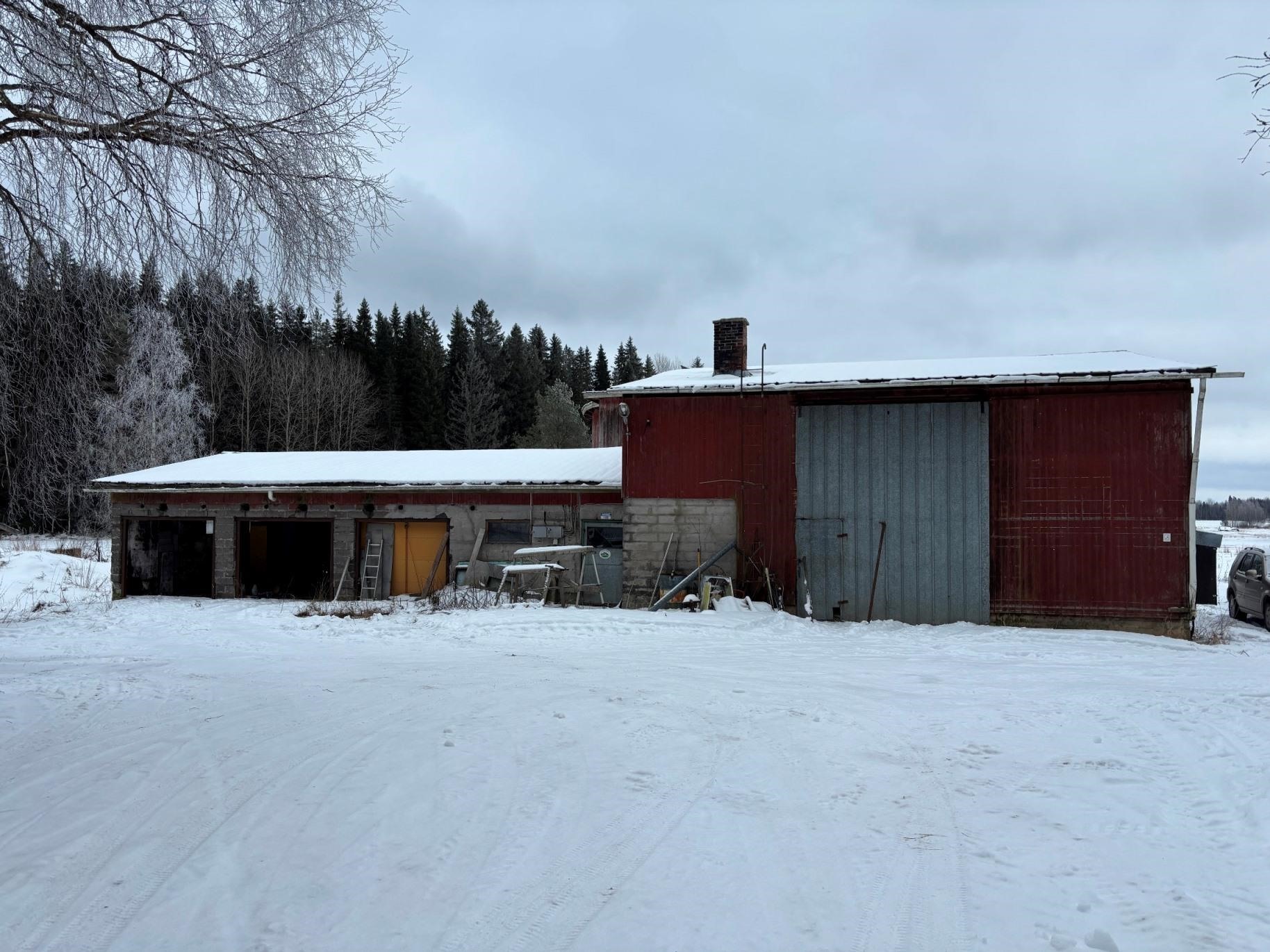 Vanha navetta: autotalli/konehalli