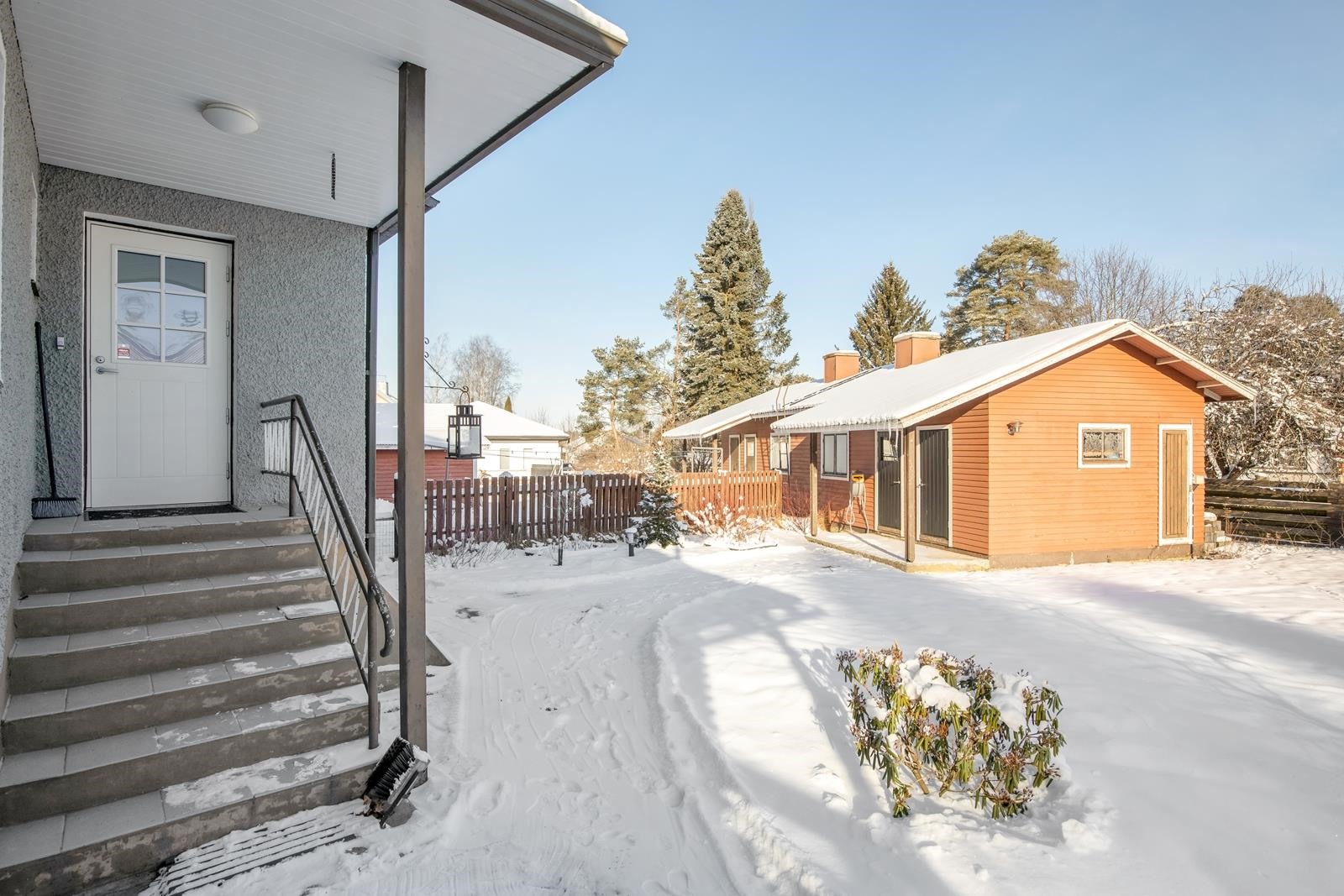 Eirllinen piharakennus/ulkosauna