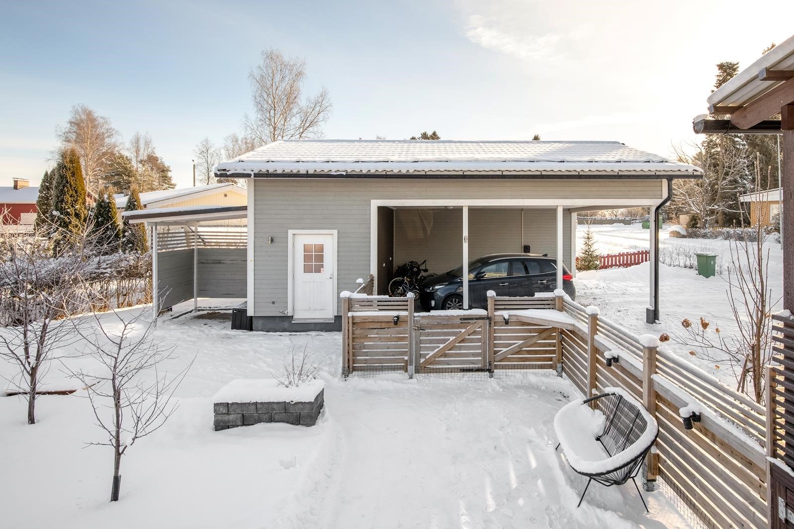 Autokatos ja varasto