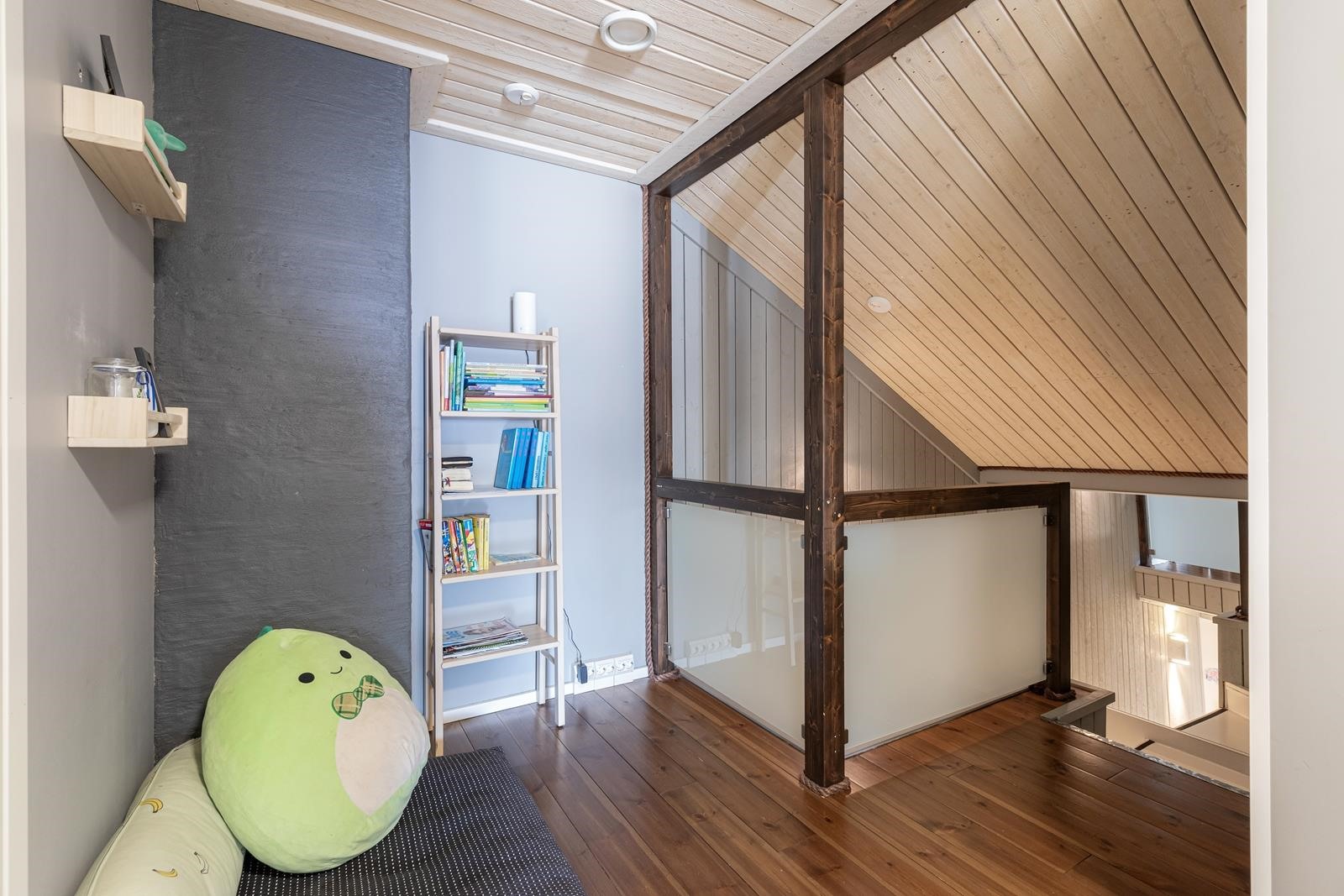 Makuuhuoneet yläkerrassa