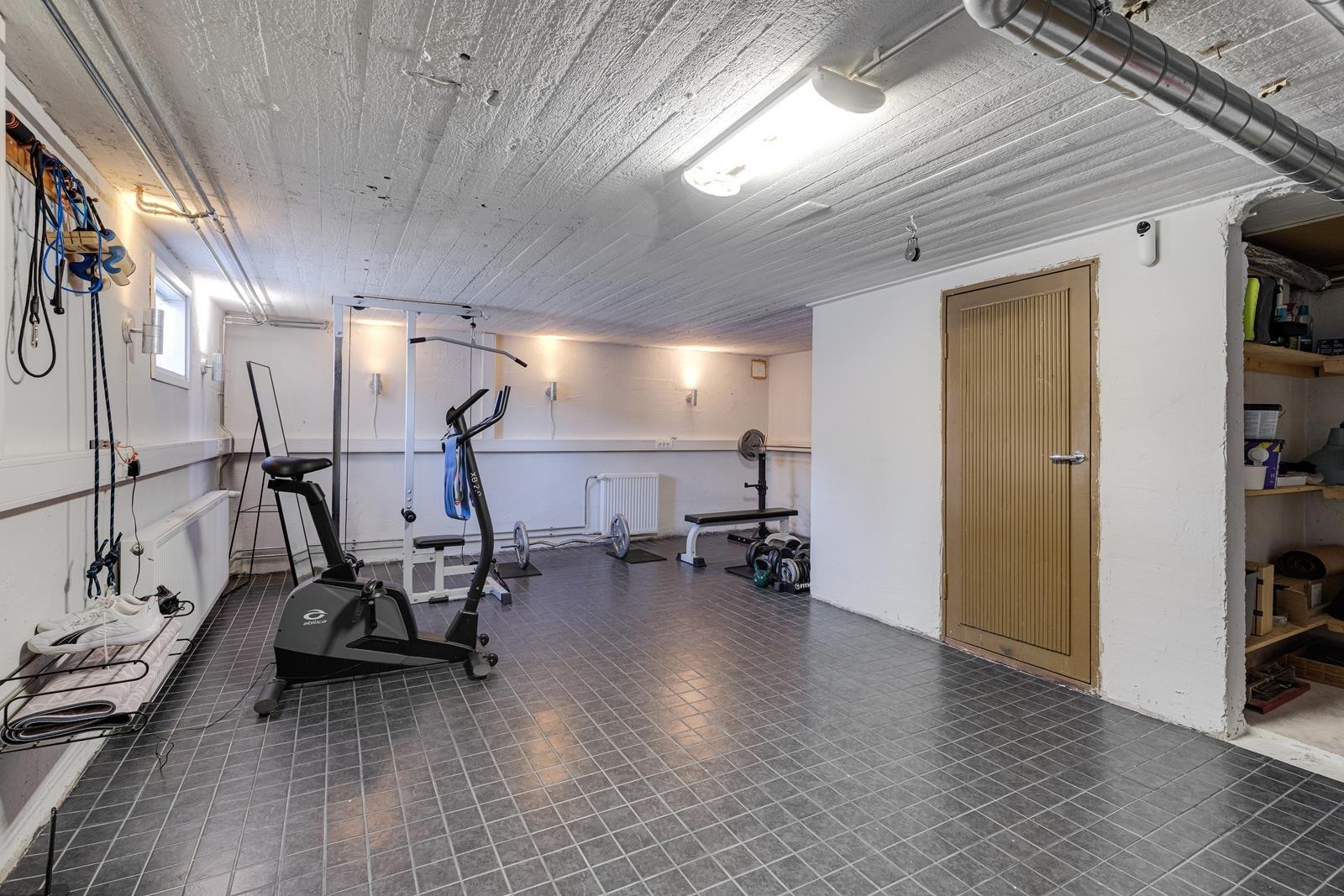 Kellarissa "oma kuntosali"