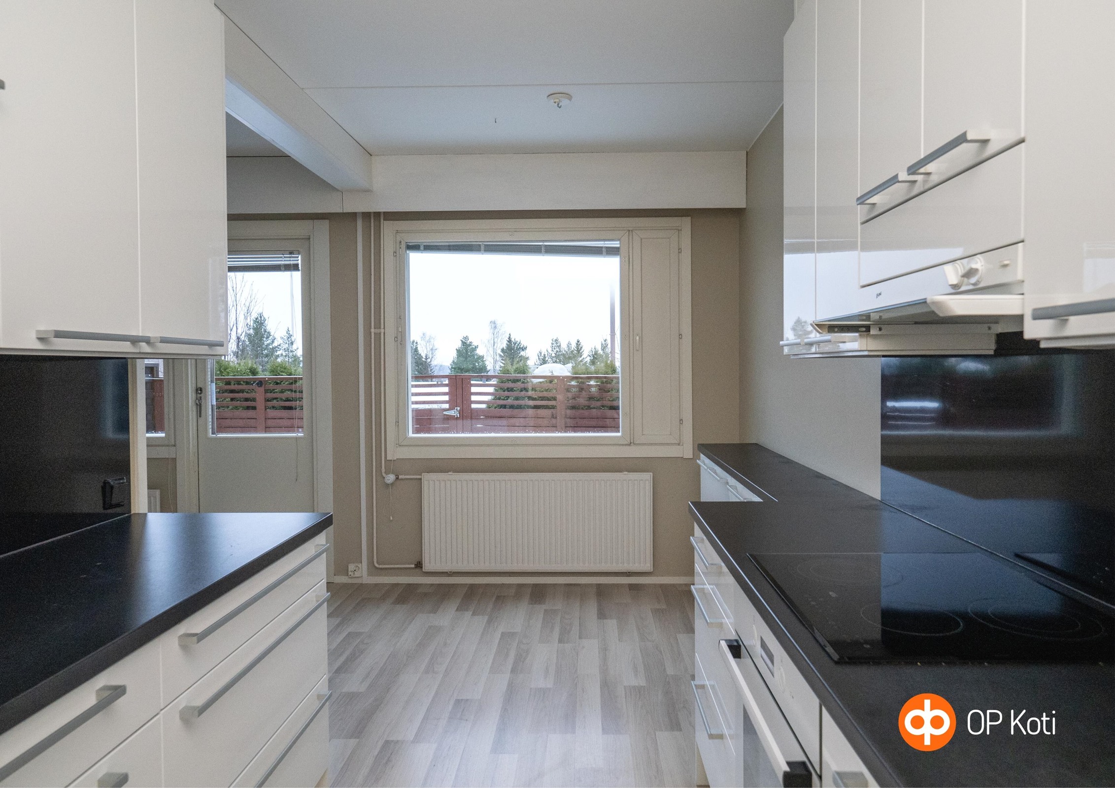 Keittiön yhteydessä ruokapöydälle hyvin tilaa