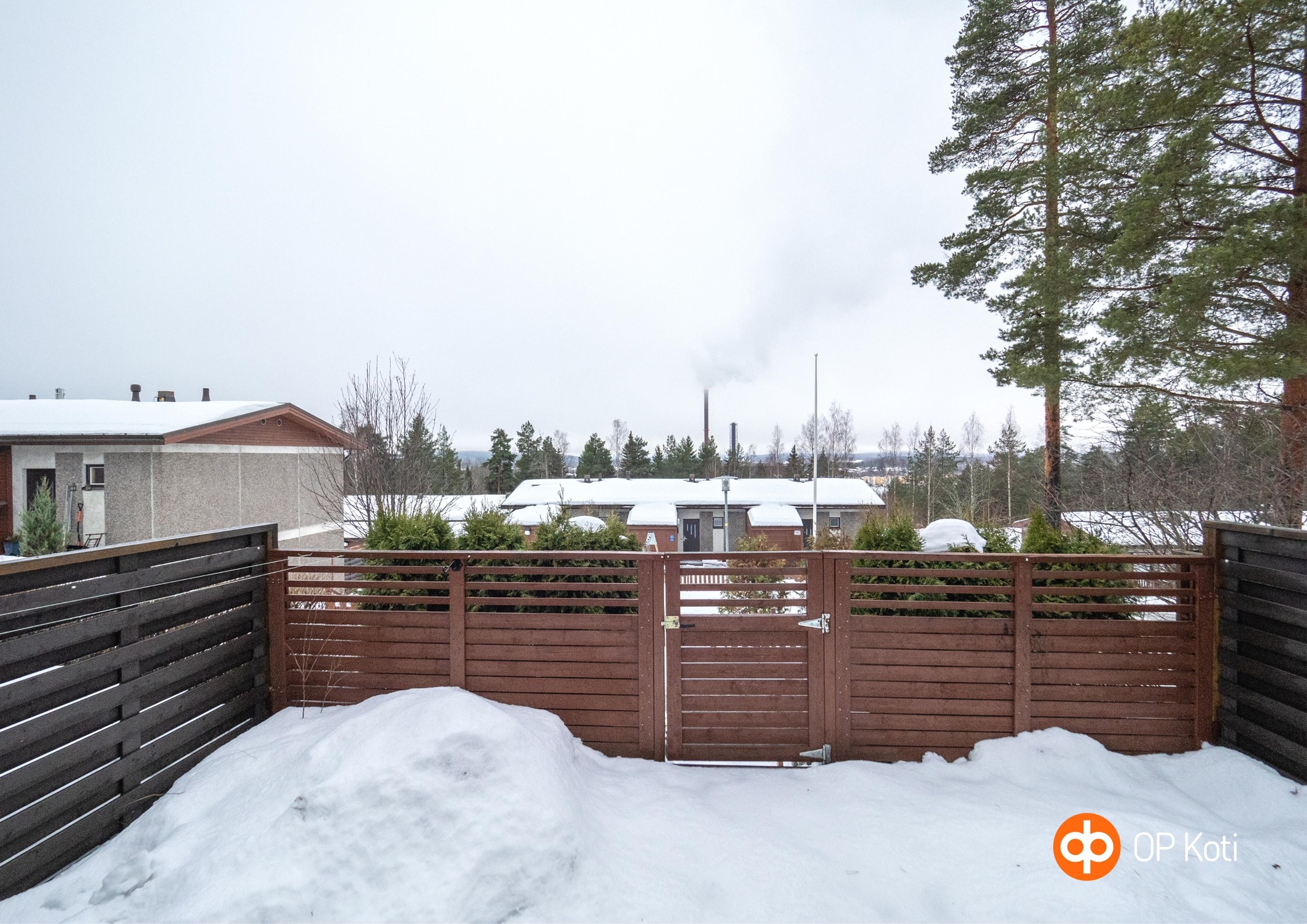 Suojattu terassialue alakerrassa