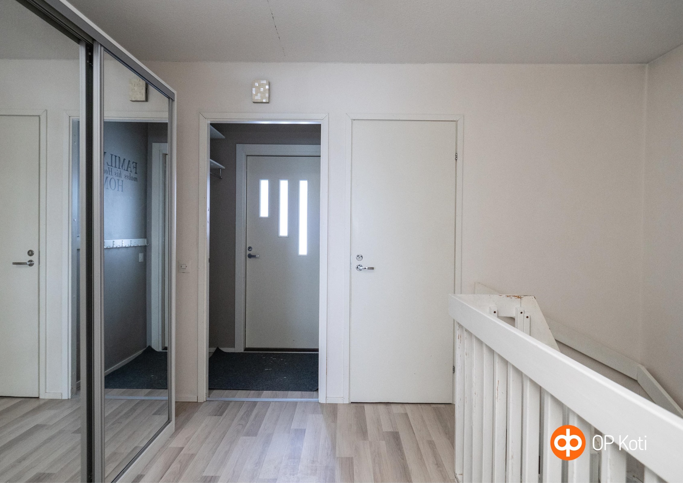 Sisäänkäynti yläkerrasta