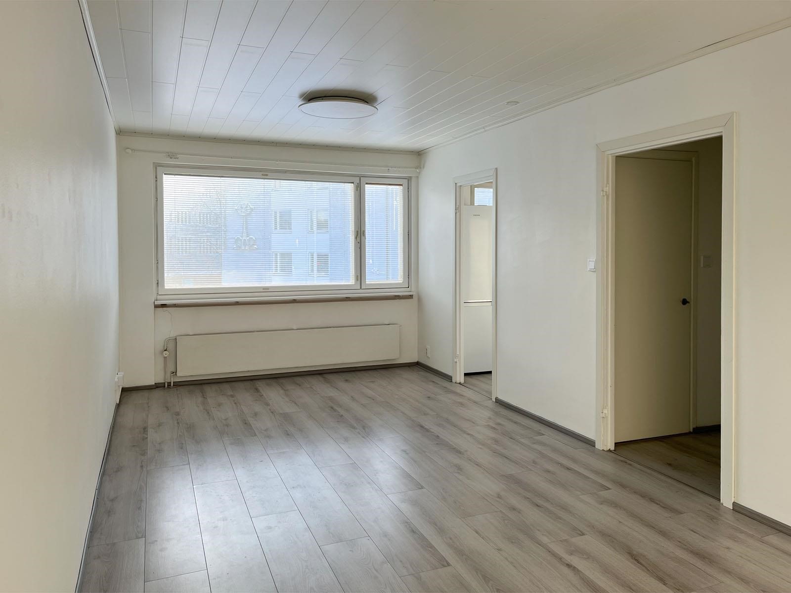 Huoneesta käynti keittokomeroon ja eteiseen