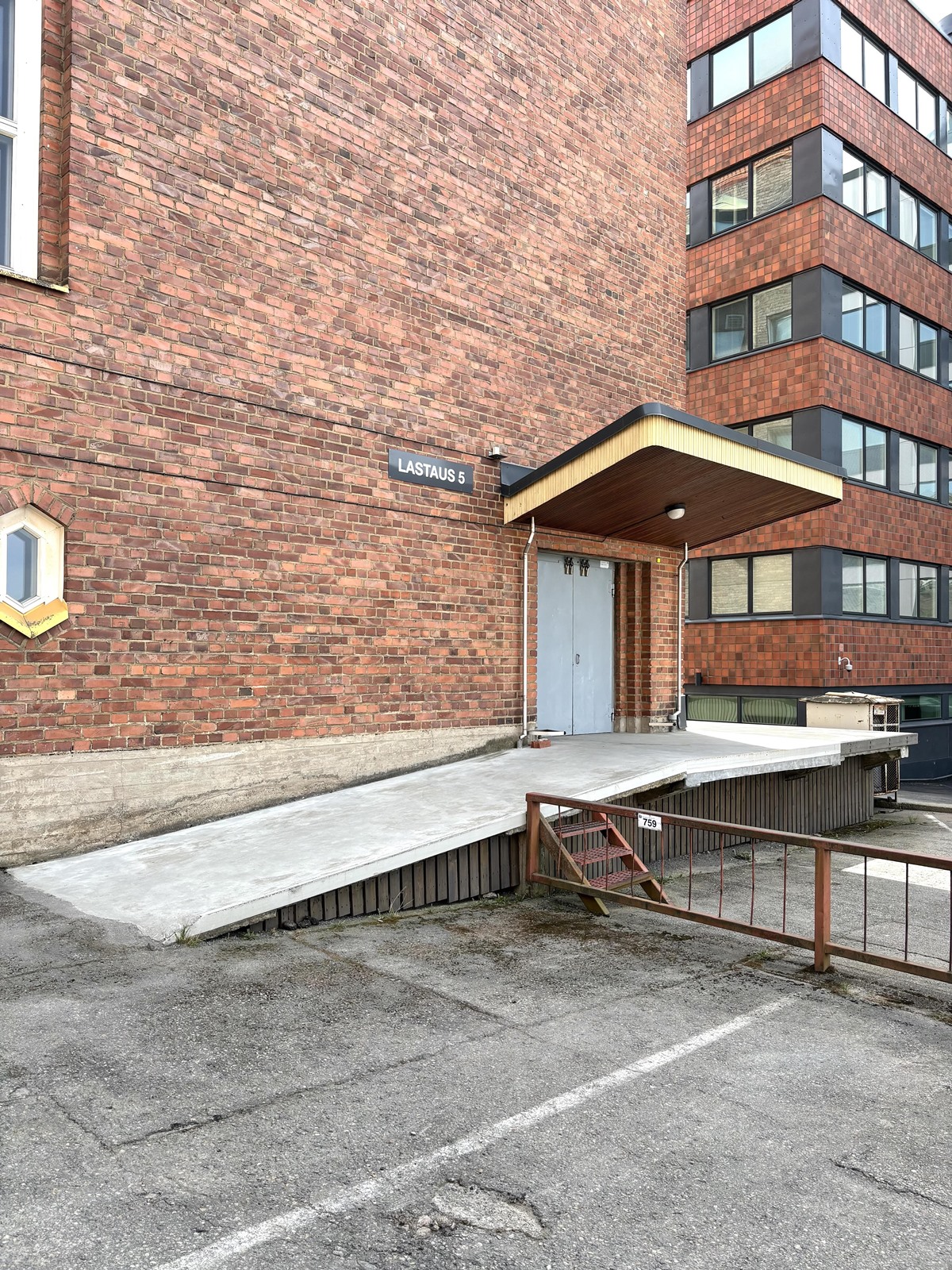 Lastauslaiturilta tavarahissillä kerrokseen