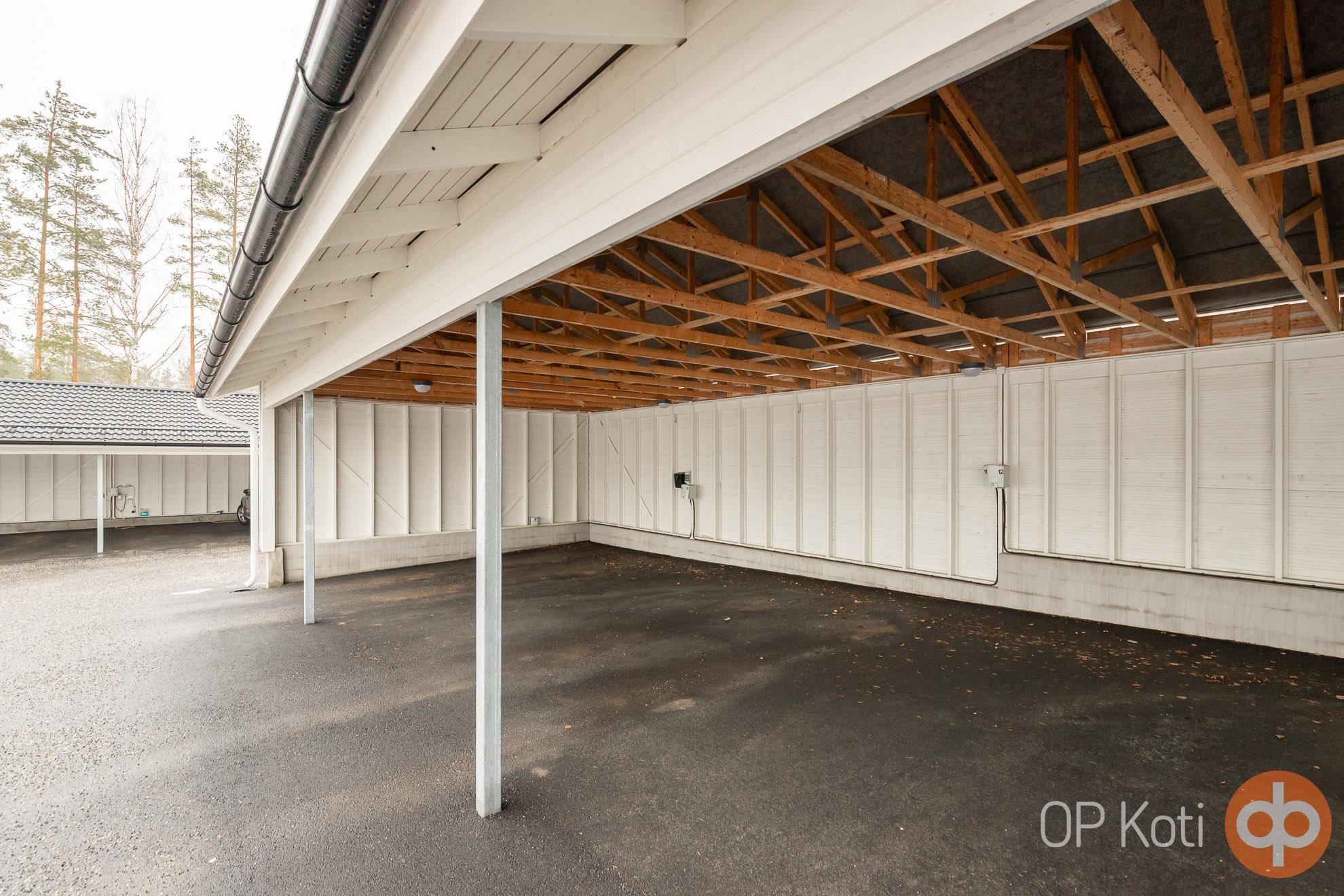 Asunnon yhteydessä myydään autokatospaikka 11