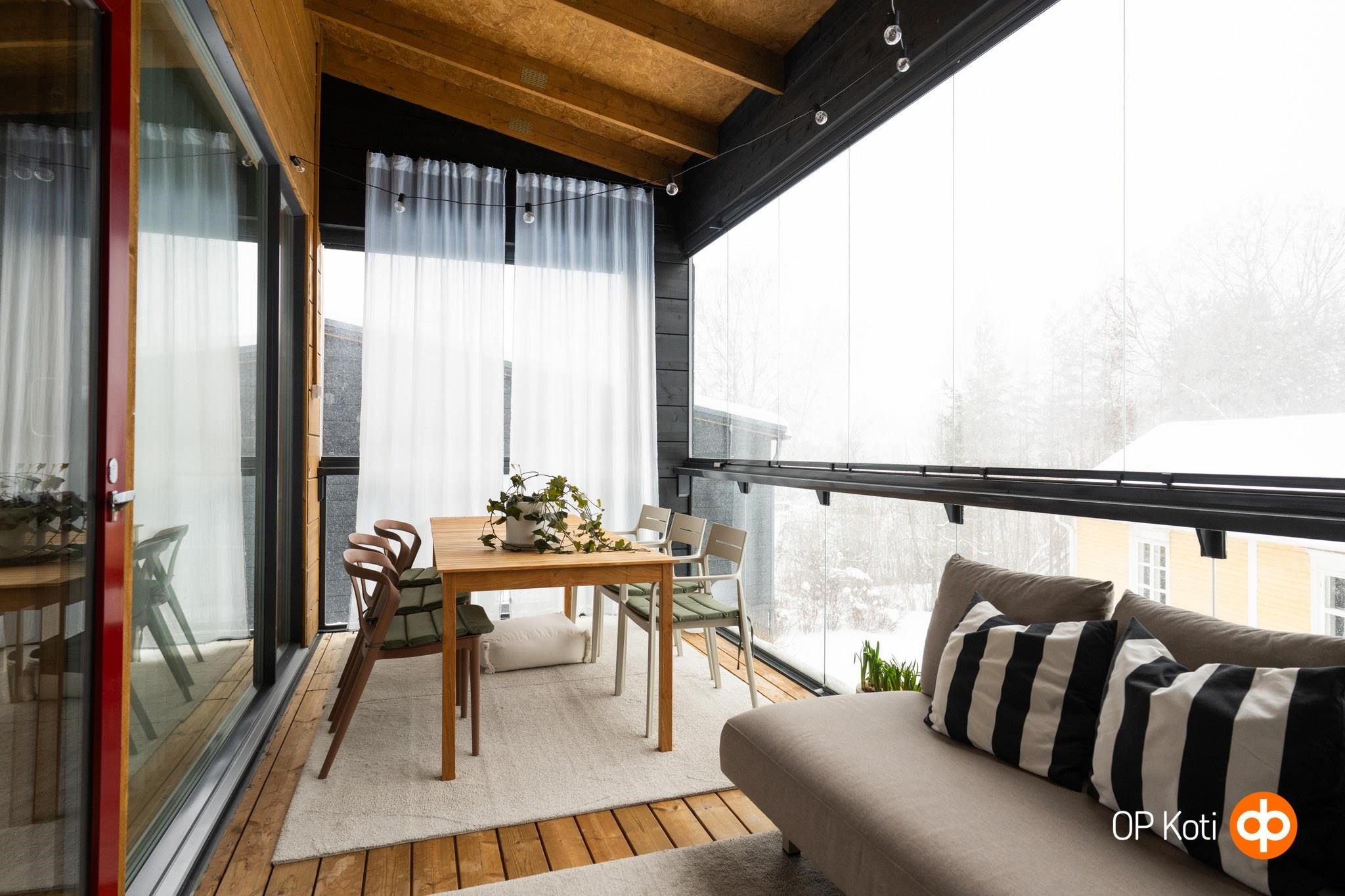 olohuoneesta käynti isolle lasitetulle parvekkeell