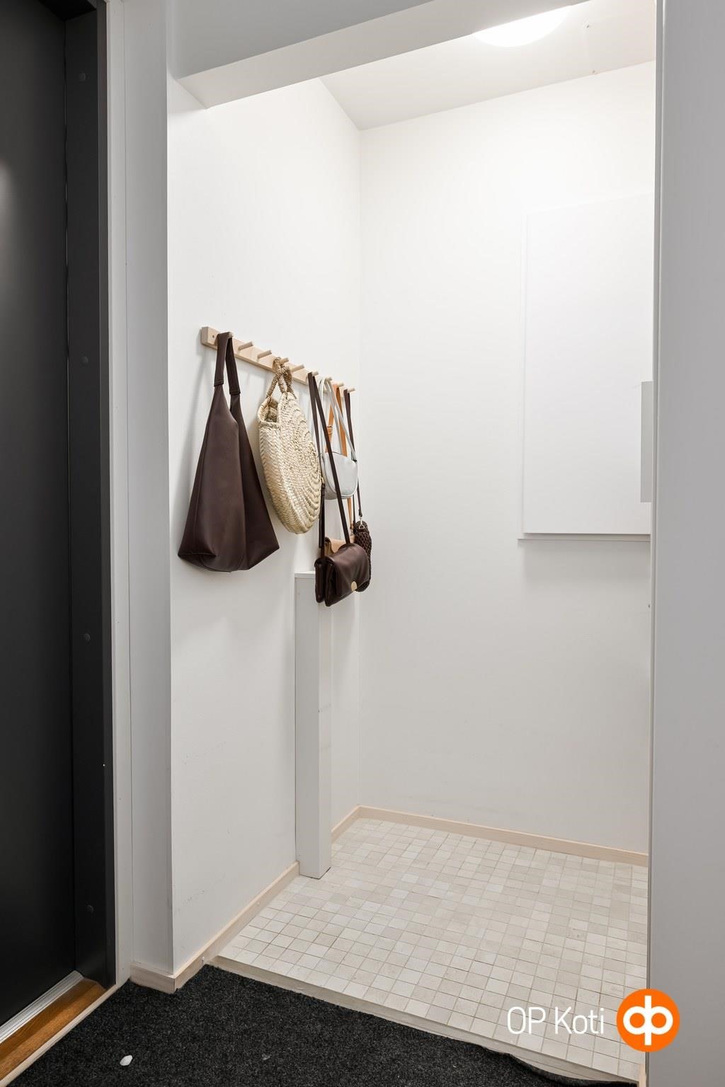 eteisen säilytykseen syvennys