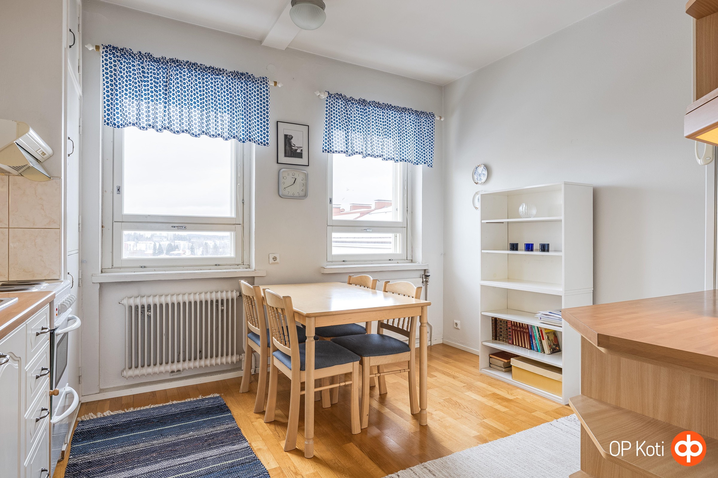 keittiöön mahtuu hyvin 4 hengen ruokapöytä