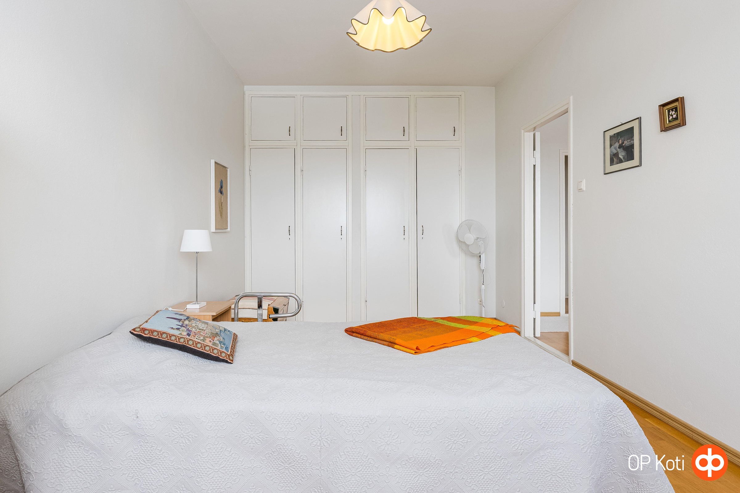 Makuuhuoneessa säilytystilaa