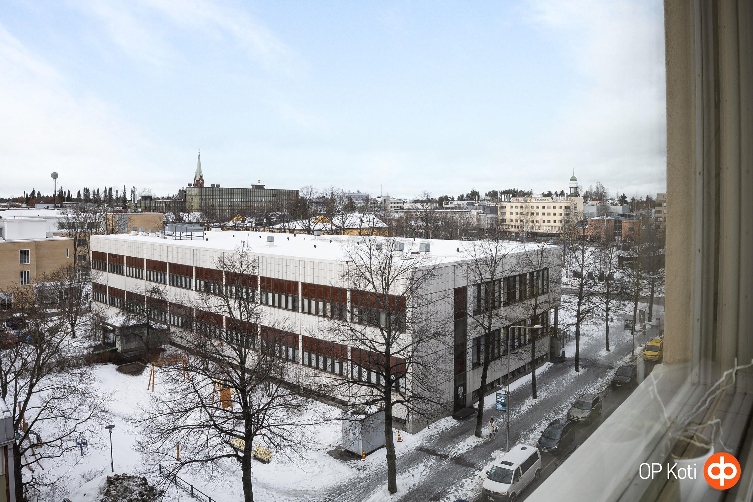 Makuuhuoneesta näkymä torille