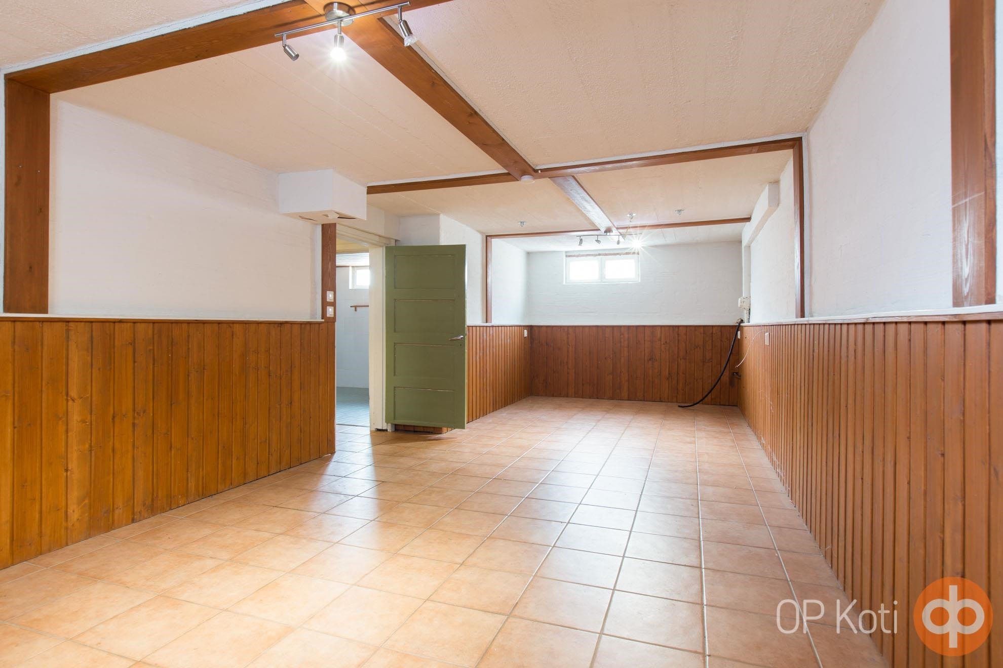 Alakerran iso varasto, toimii kerhohuoneena tai to