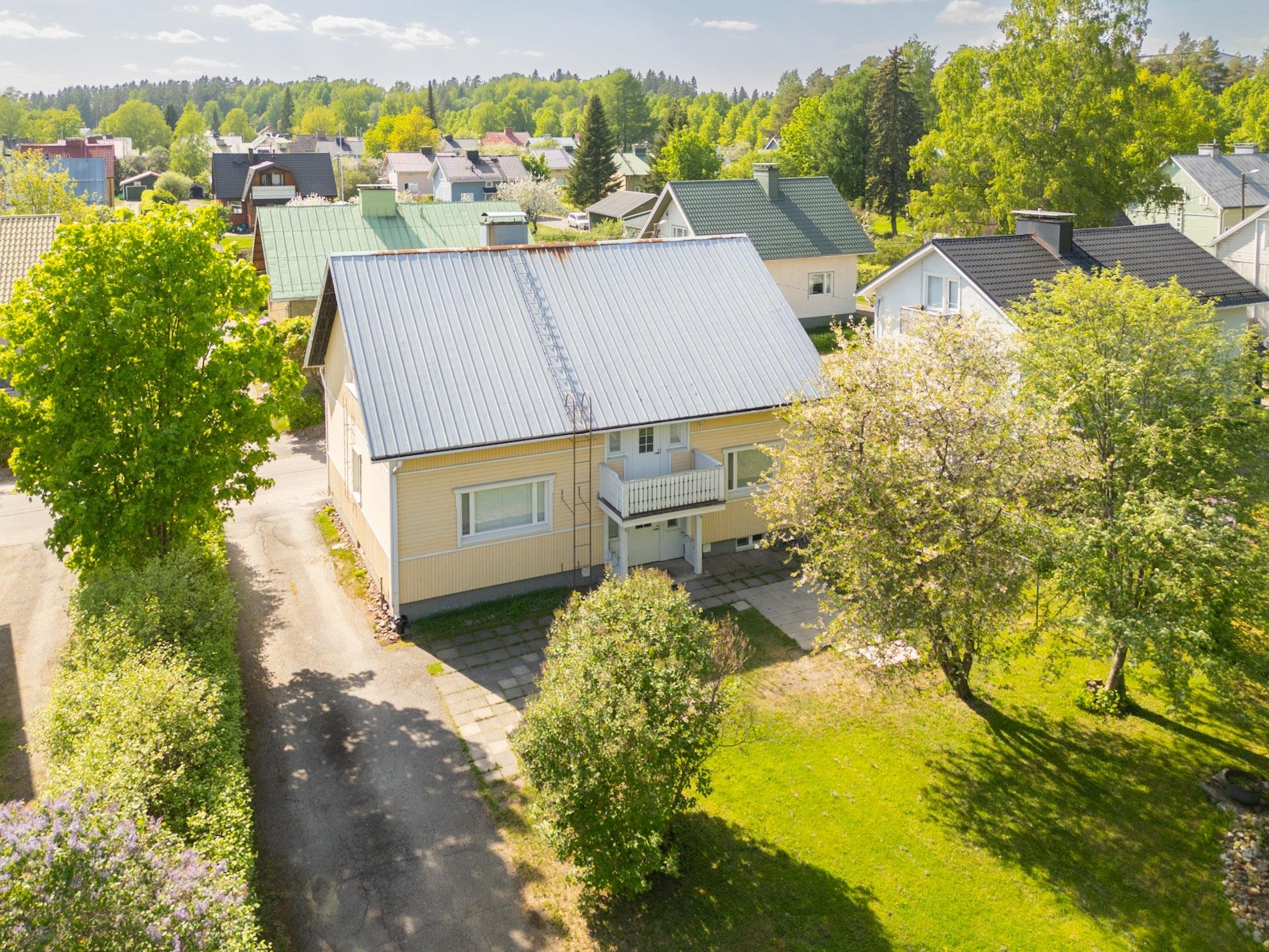 Piha on nurmikkoa ja tasainen