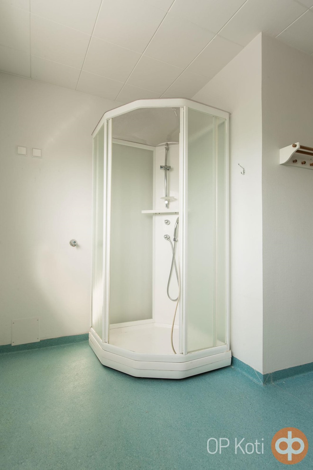 Yläkerran kodinhoitohuoneessa suihkukoppi
