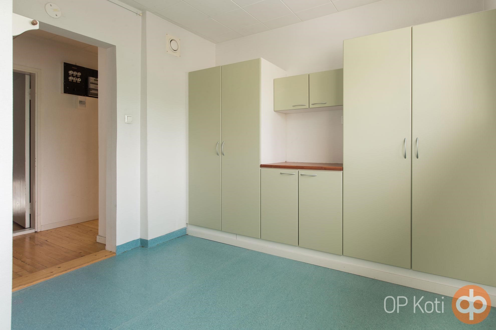 Säilytystilaa kodinhoitohuoneessa