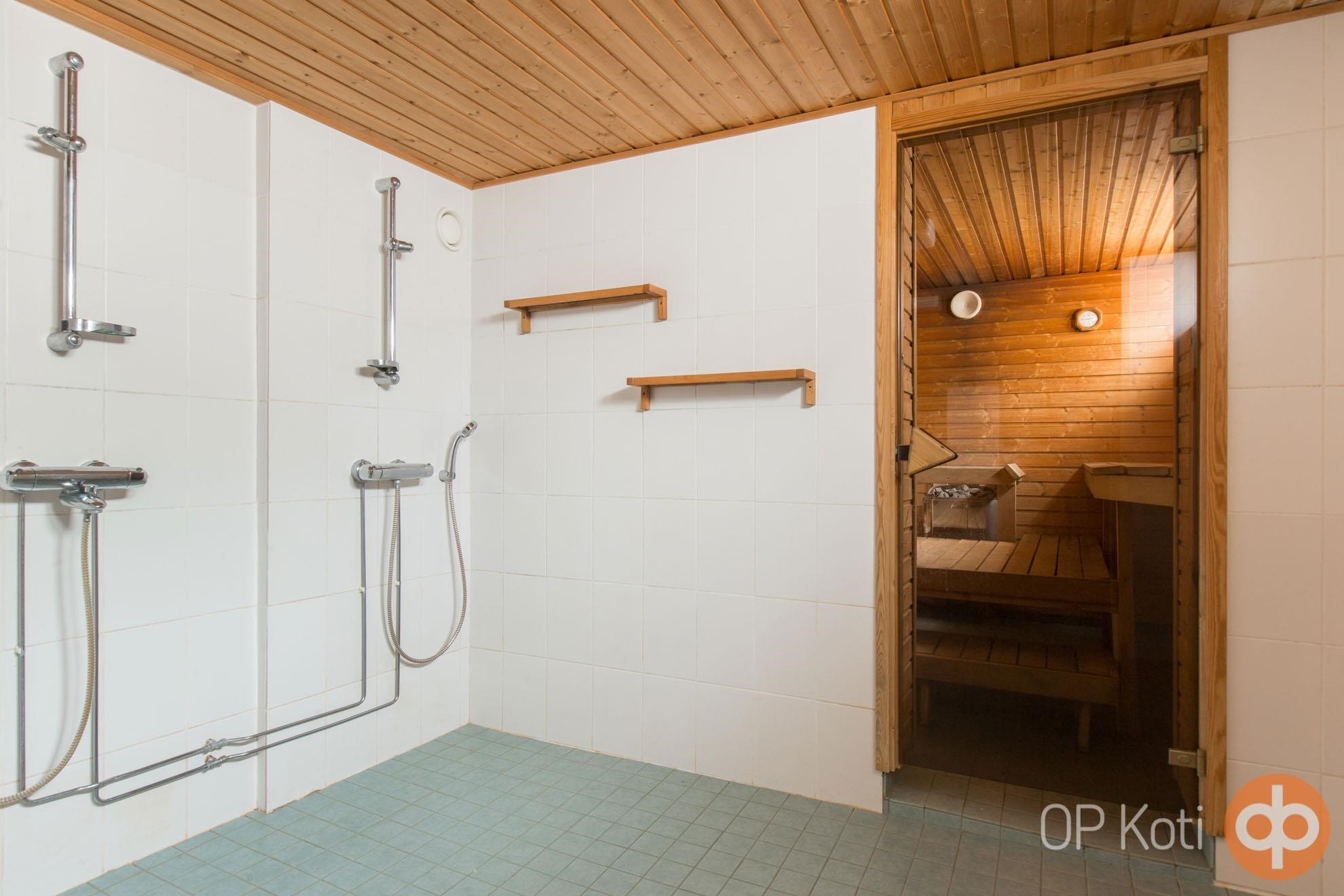 Kylpyhuone on remontoitu