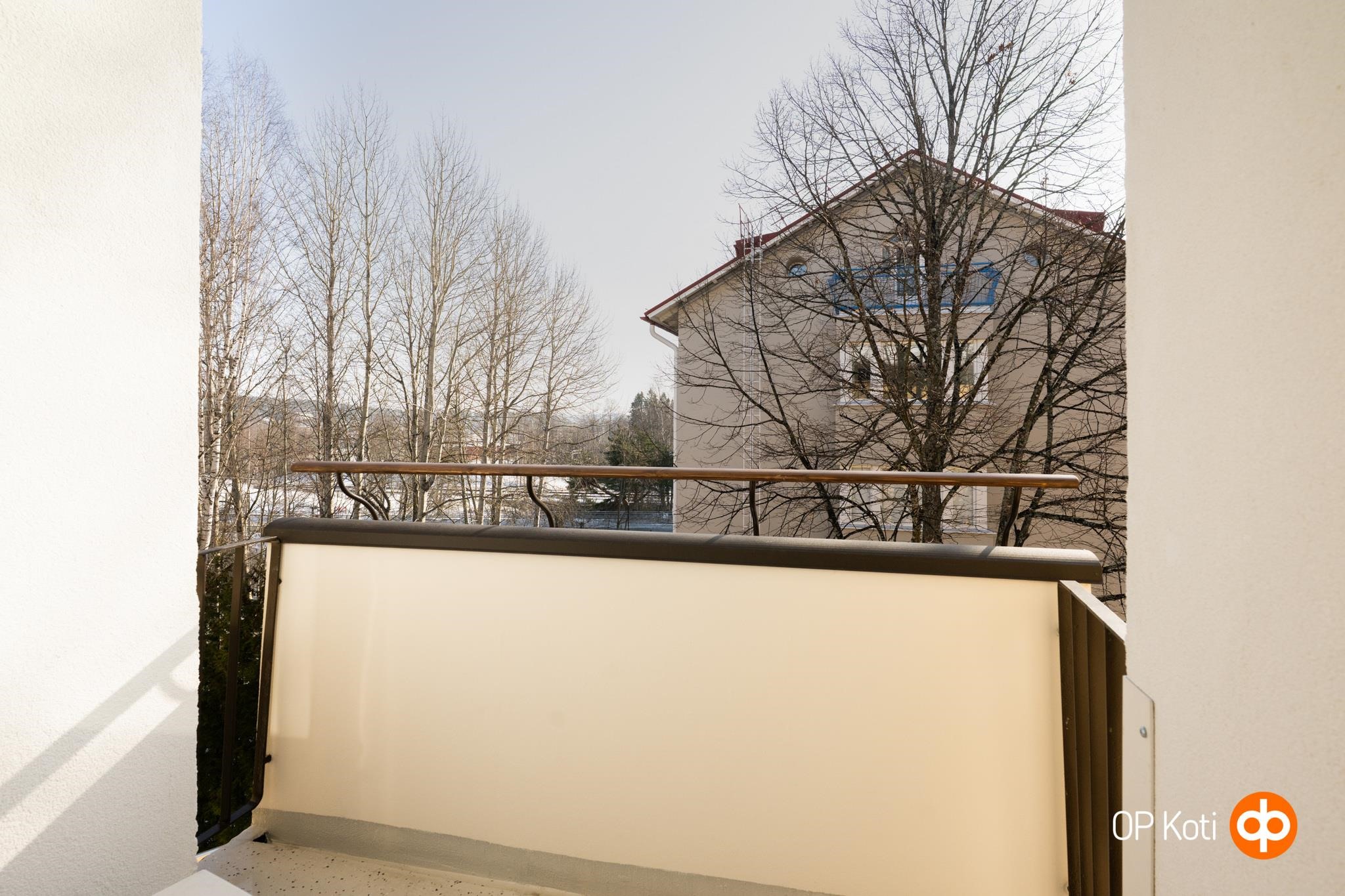 Parveke aamuaurinkoon