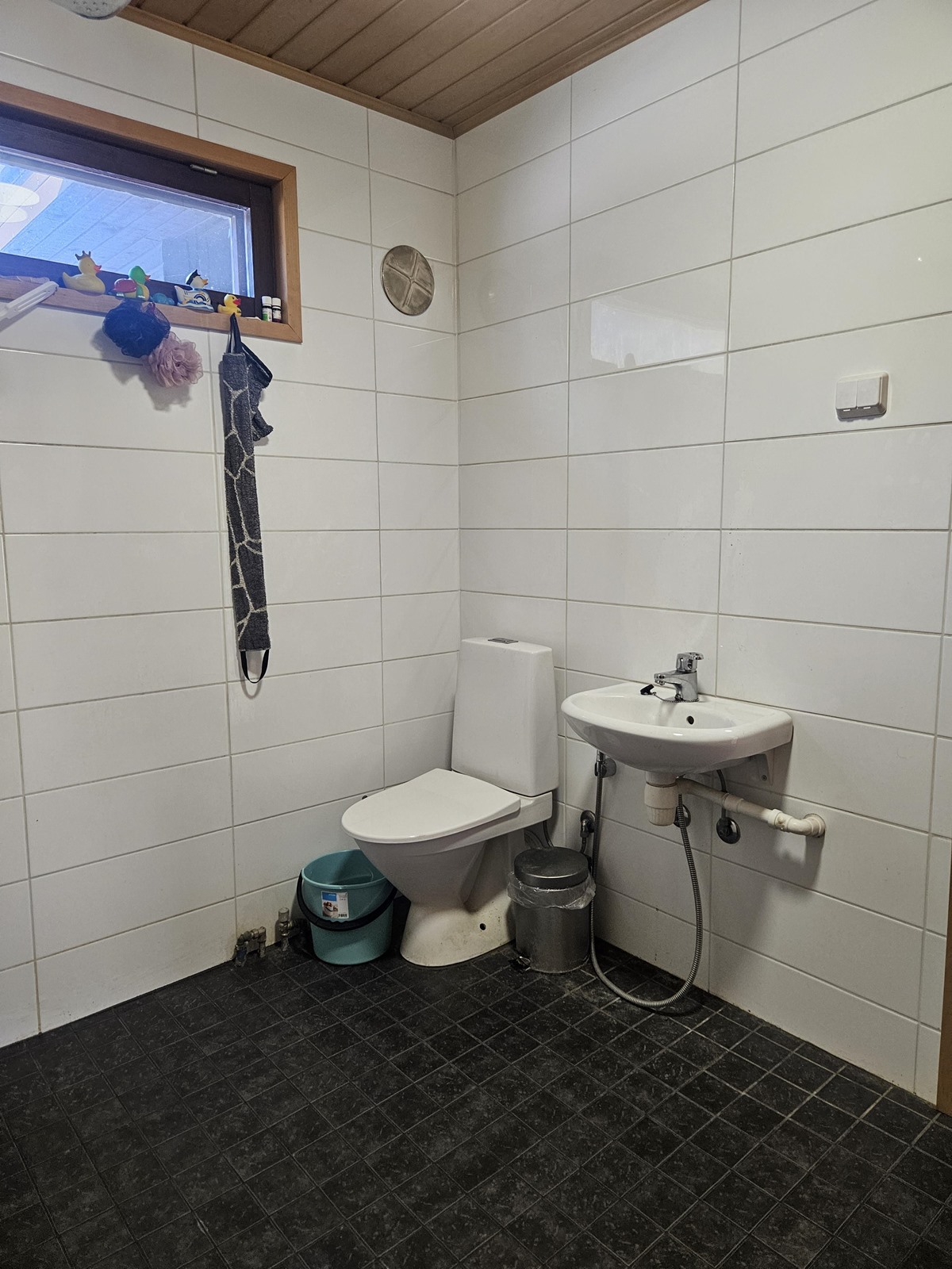 uusittu kylpyhuone, jossa myös wc-istuin