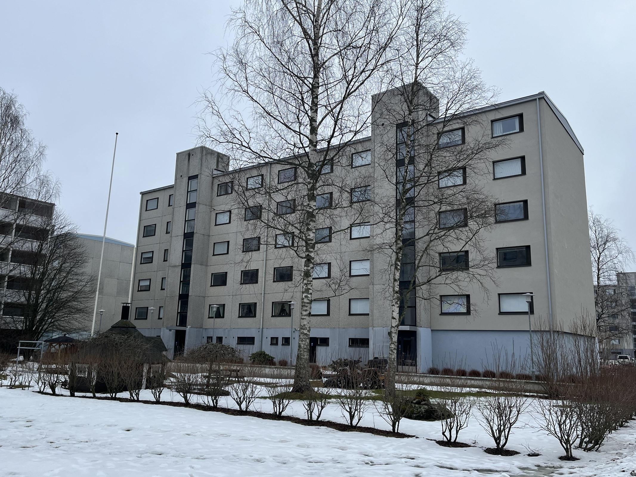 talon julkisivu sisäänkäynnin puolelta