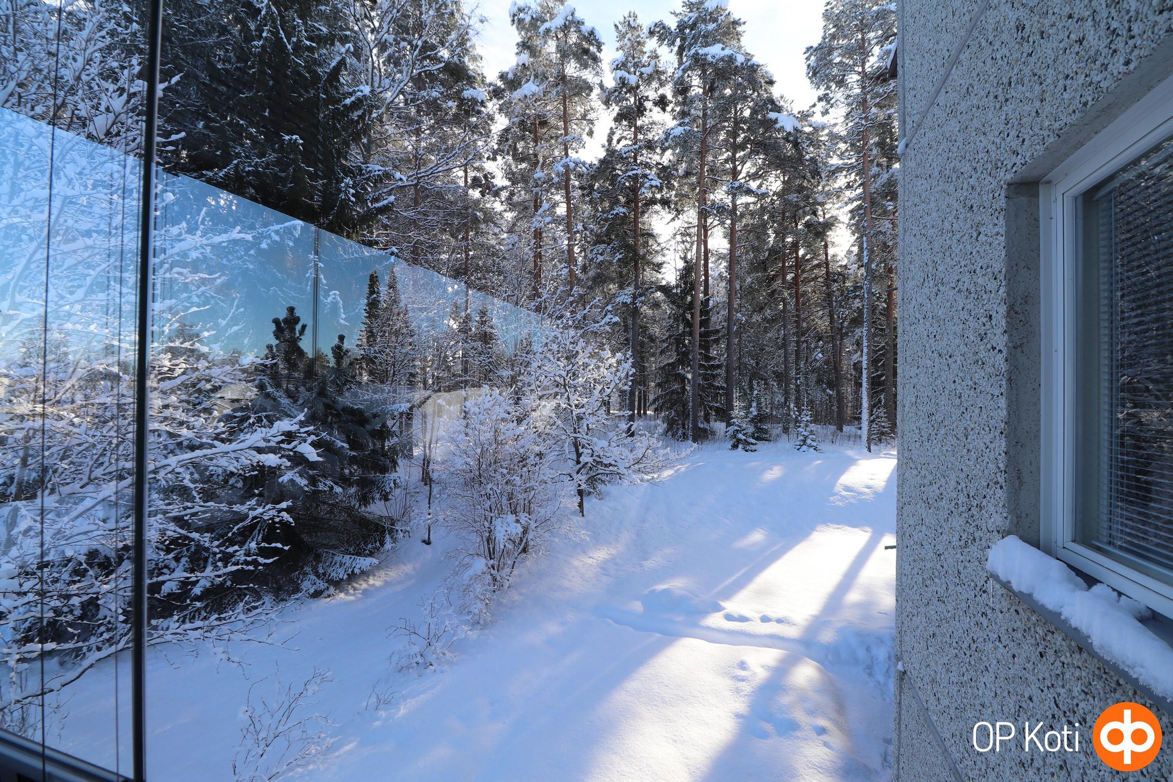 Näkymä parvekkeelta taloyhtiön takapihan suuntaan