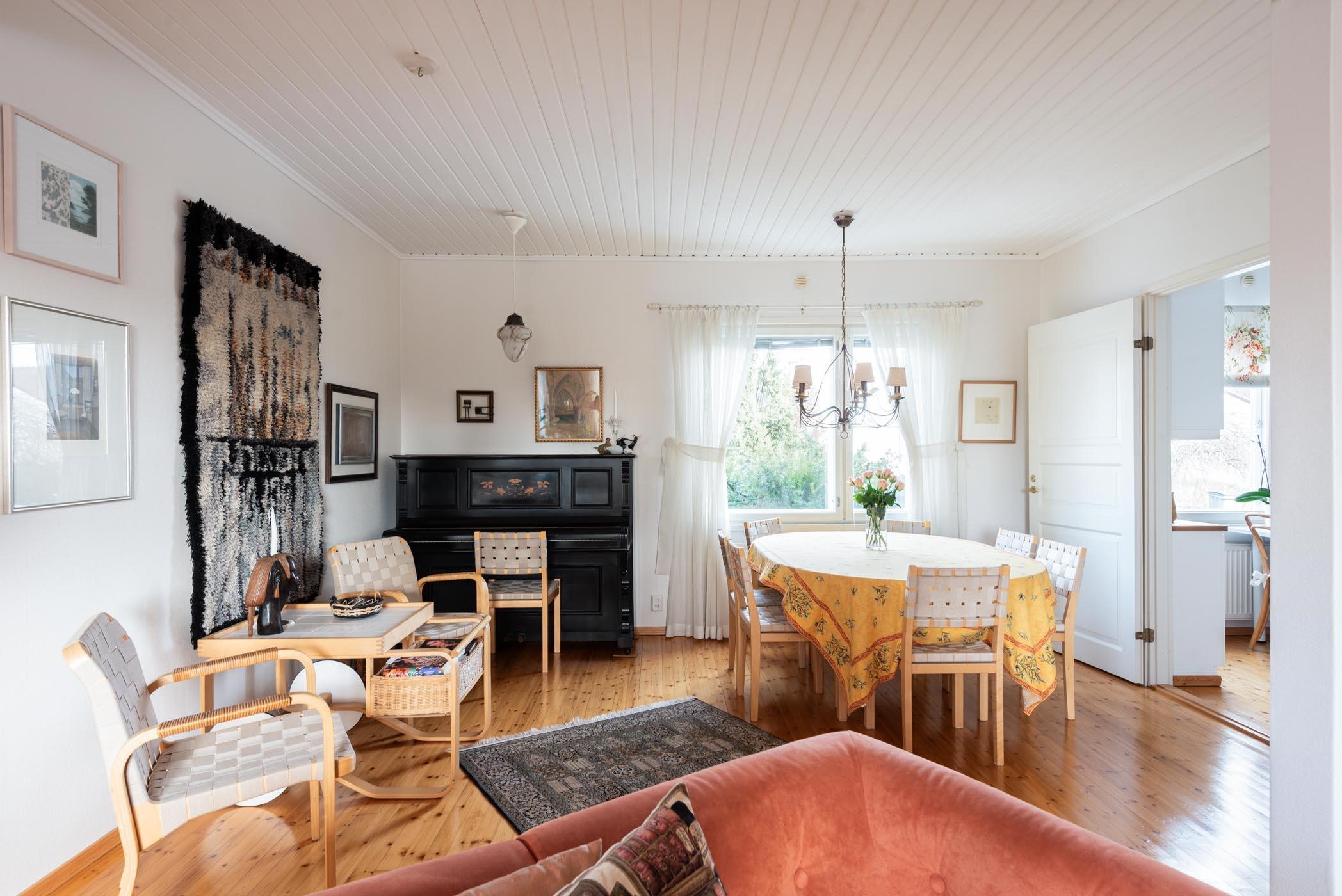 tilava ruokailuhuone