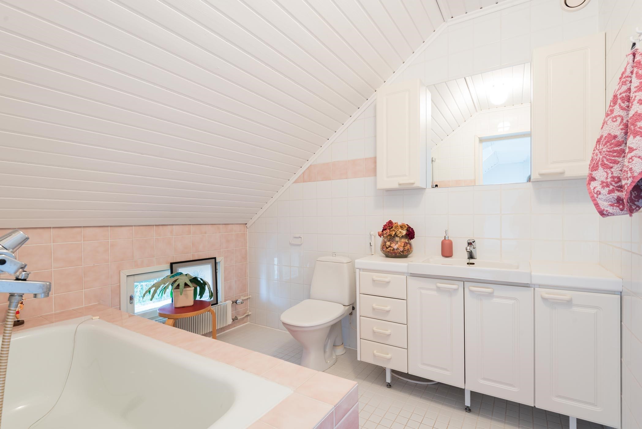 yläkerran kylpyhuoneessa on amme