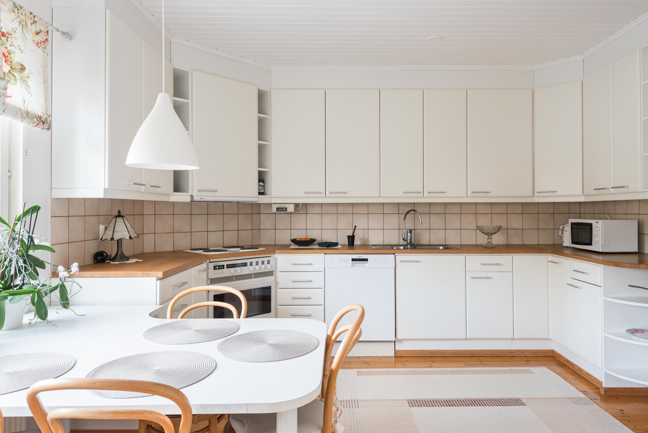 keittiön kaapistoja uusittu